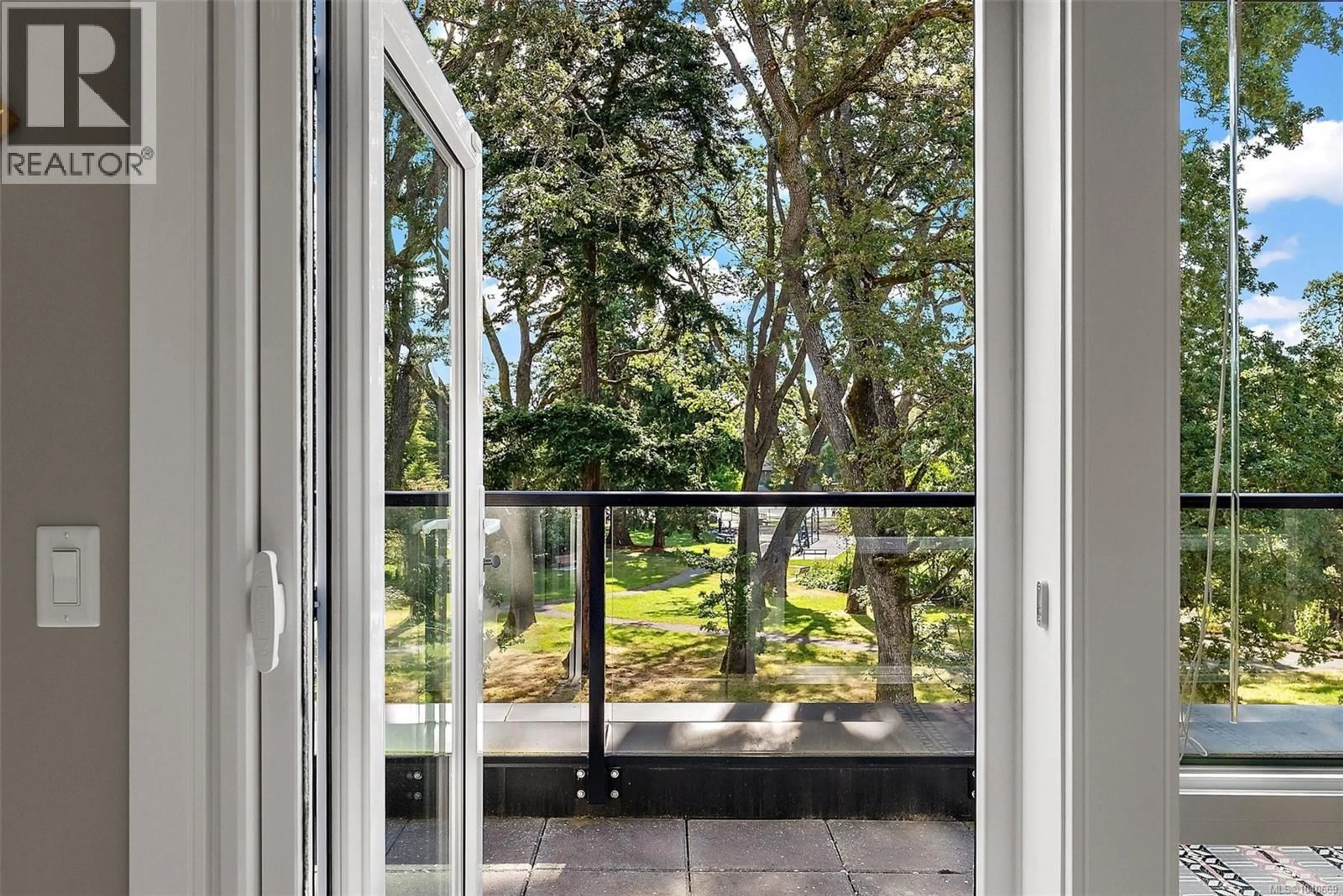 Unknown for 402 - 1531 ELFORD STREET, Victoria British Columbia V8R3X9