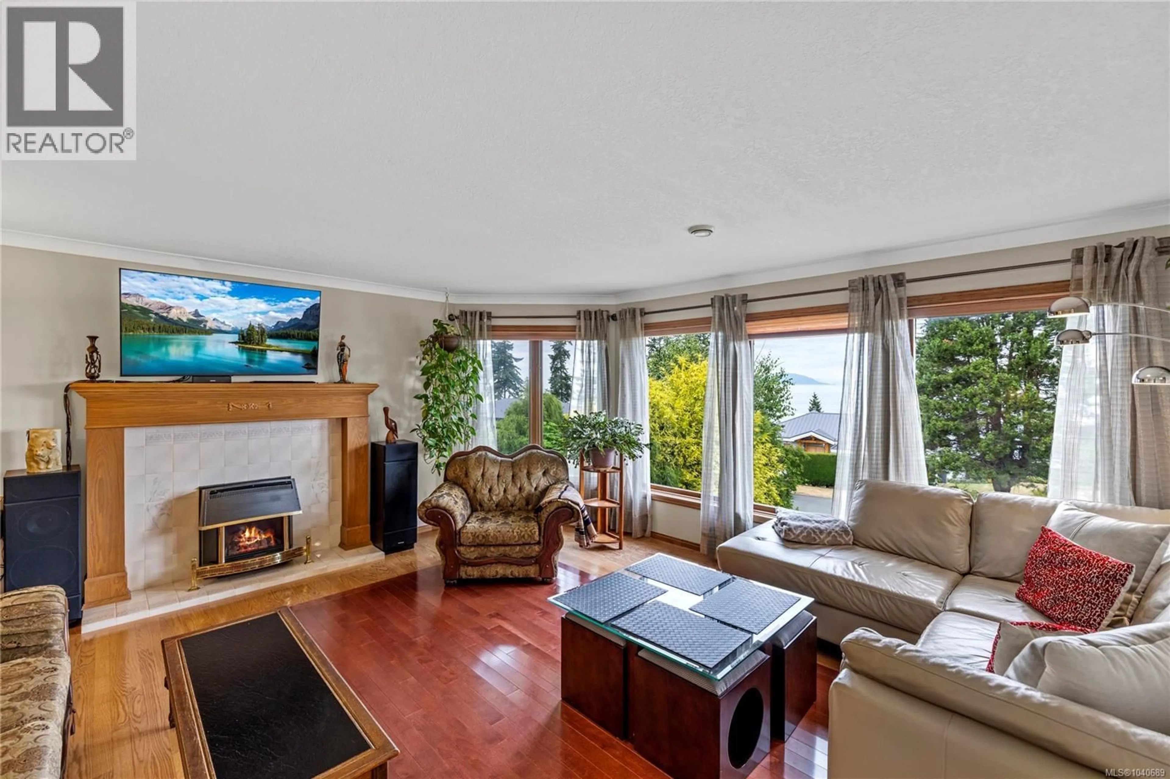 Living room with furniture, wood/laminate floor for 5213 FILLINGER CRESCENT, Nanaimo British Columbia V9V1H7