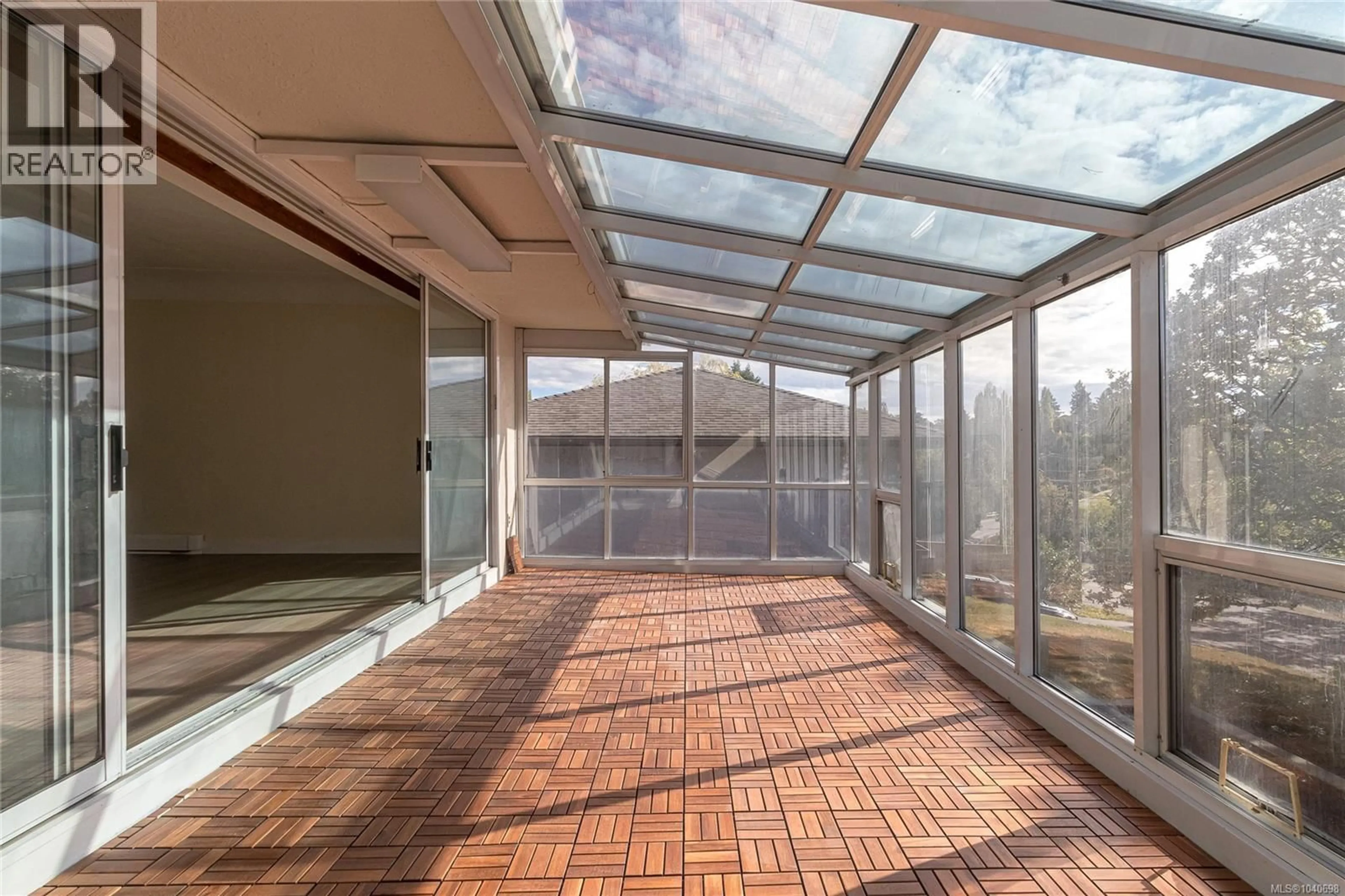Indoor foyer for 3933 SAANICH ROAD, Saanich British Columbia V8X1Y7