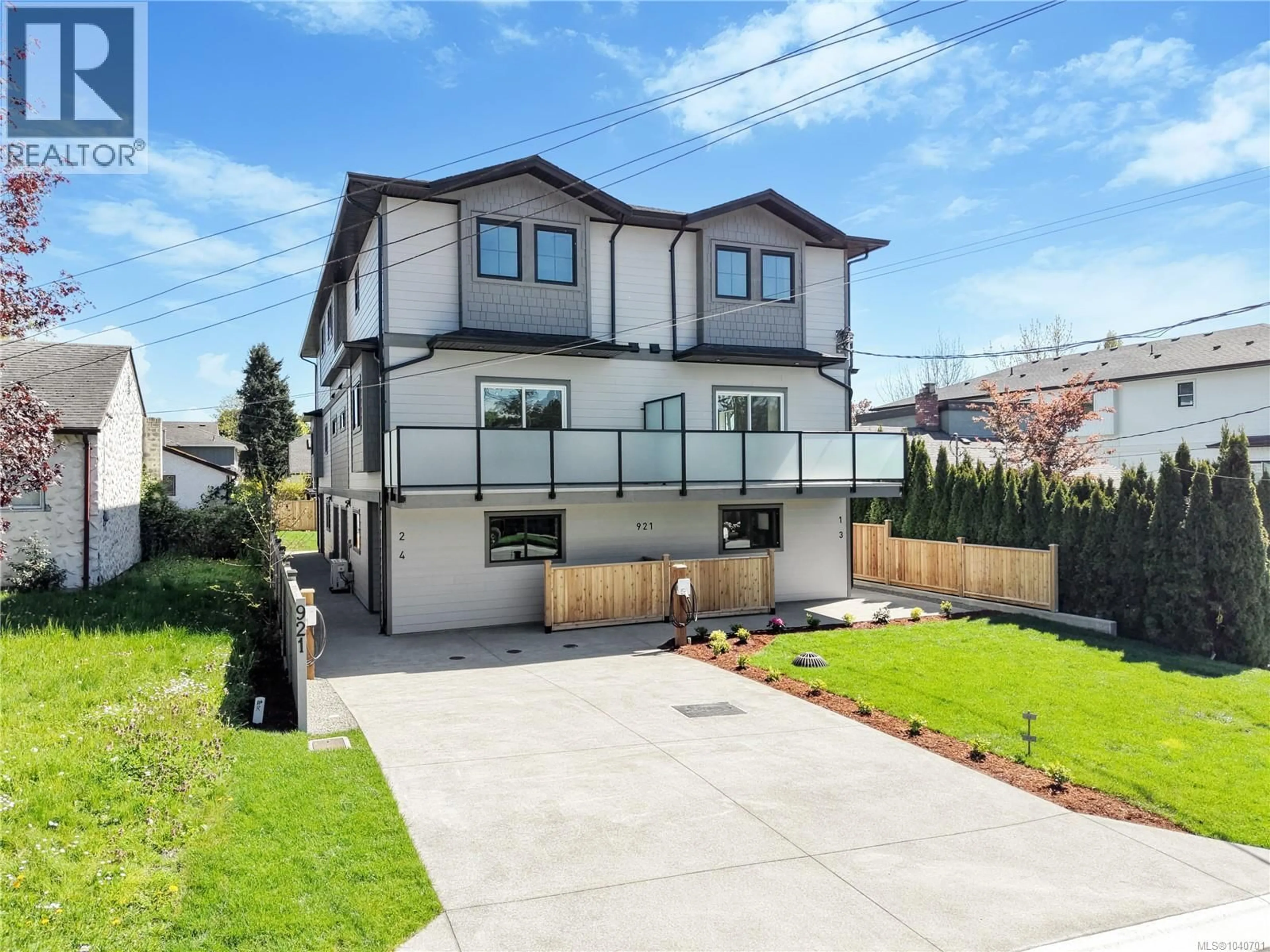 Home with vinyl exterior material, street for 1 - 921 DALE STREET, Saanich British Columbia V8X2V9