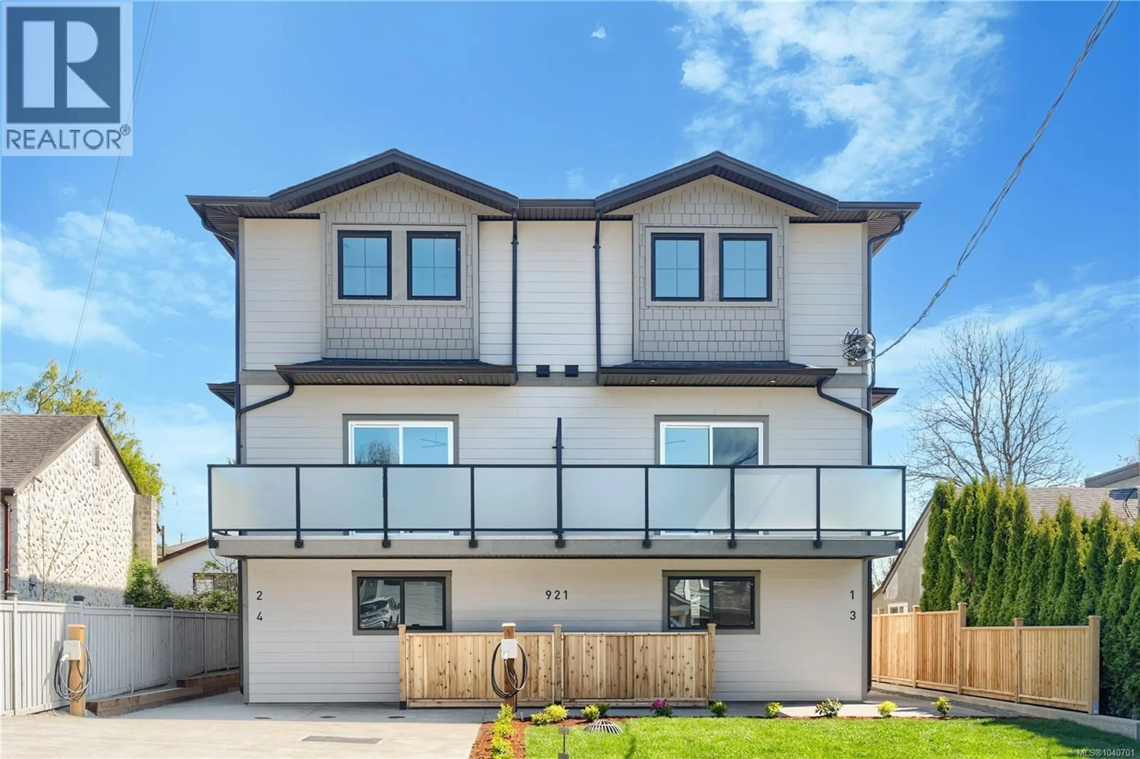 Home with vinyl exterior material, street for 1 - 921 DALE STREET, Saanich British Columbia V8X2V9