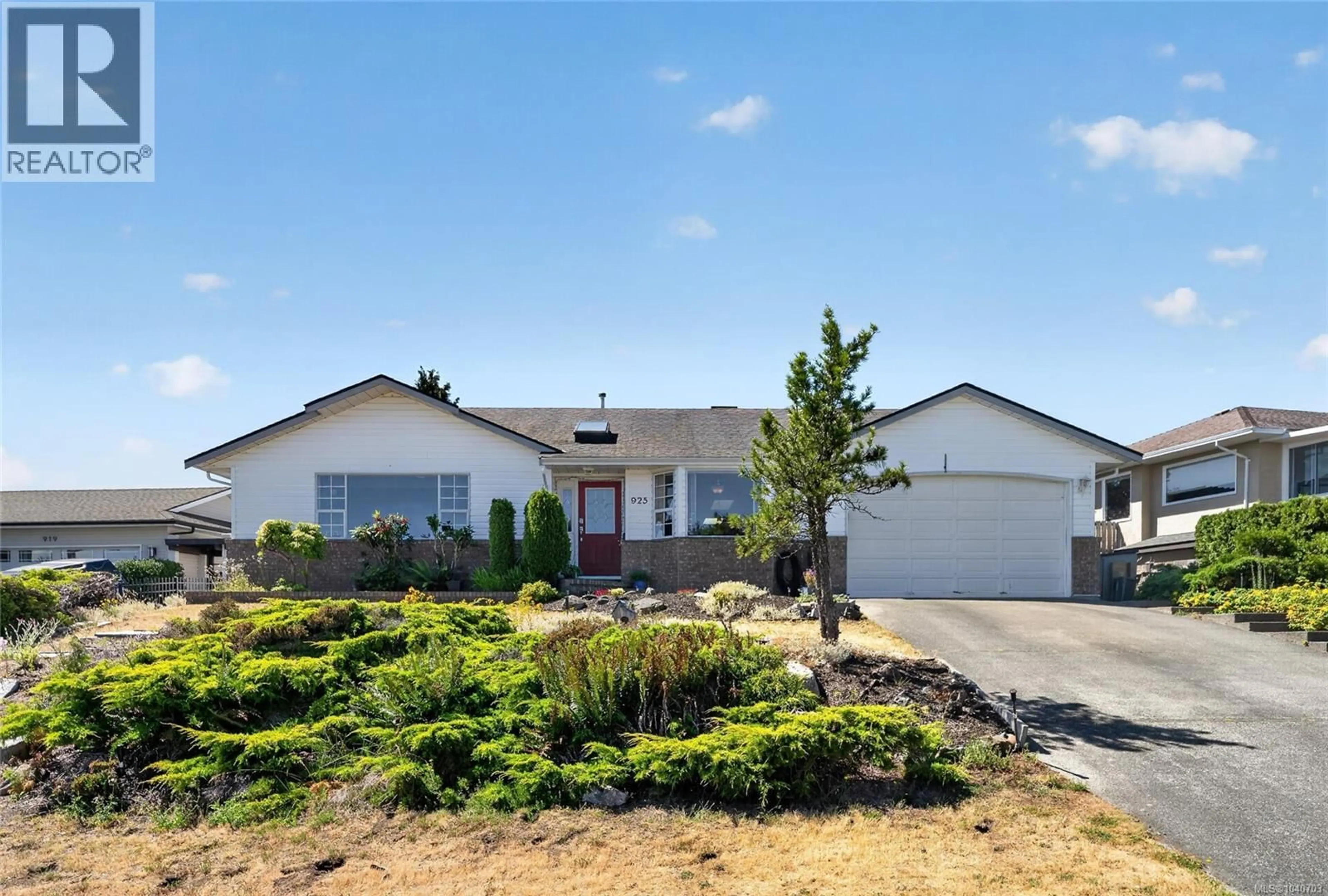 A pic from outside/outdoor area/front of a property/back of a property/a pic from drone, street for 925 CASSANDRA PLACE, Nanaimo British Columbia V9V1C1