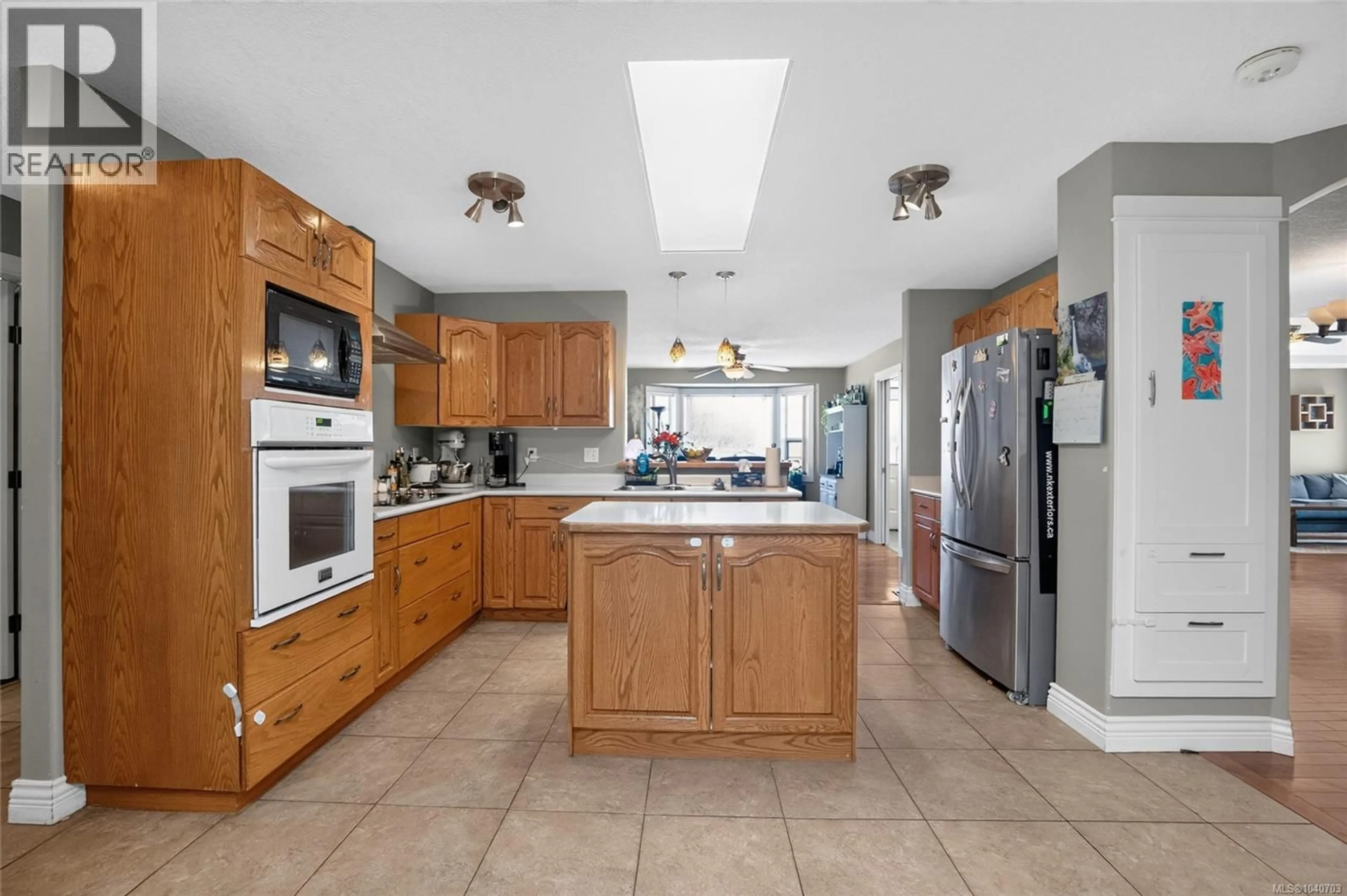 Open concept kitchen, ceramic/tile floor for 925 CASSANDRA PLACE, Nanaimo British Columbia V9V1C1