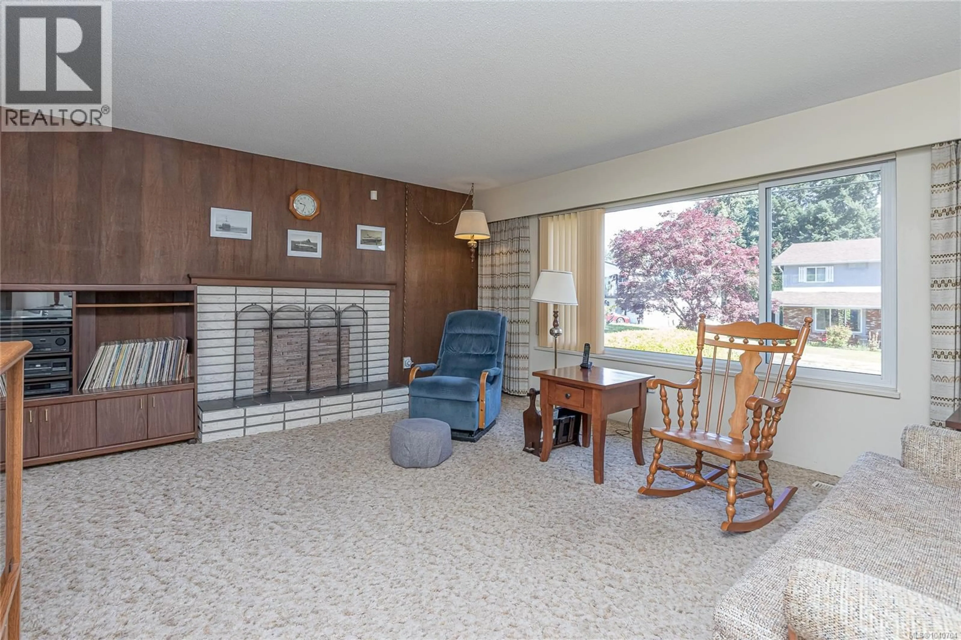 Living room with furniture, carpet floor for 6339 FAIRVIEW PLACE, Duncan British Columbia V9L3Y6