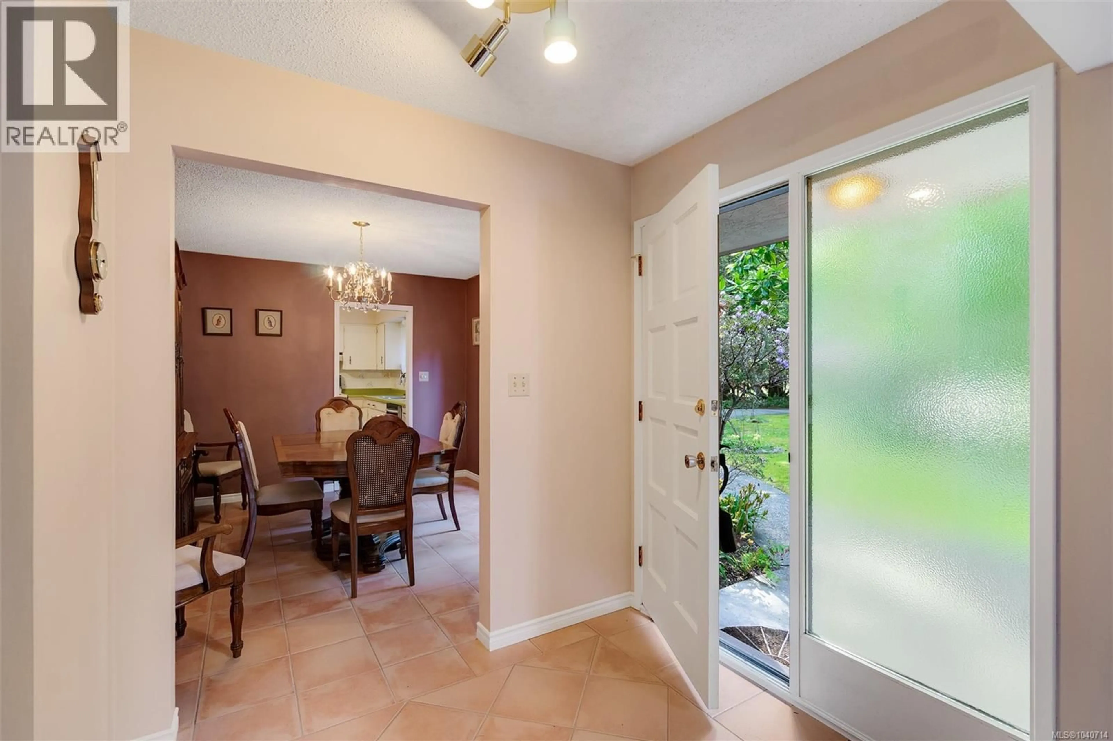 Indoor foyer for 780 HELVETIA CRESCENT, Saanich British Columbia V8Y1X1