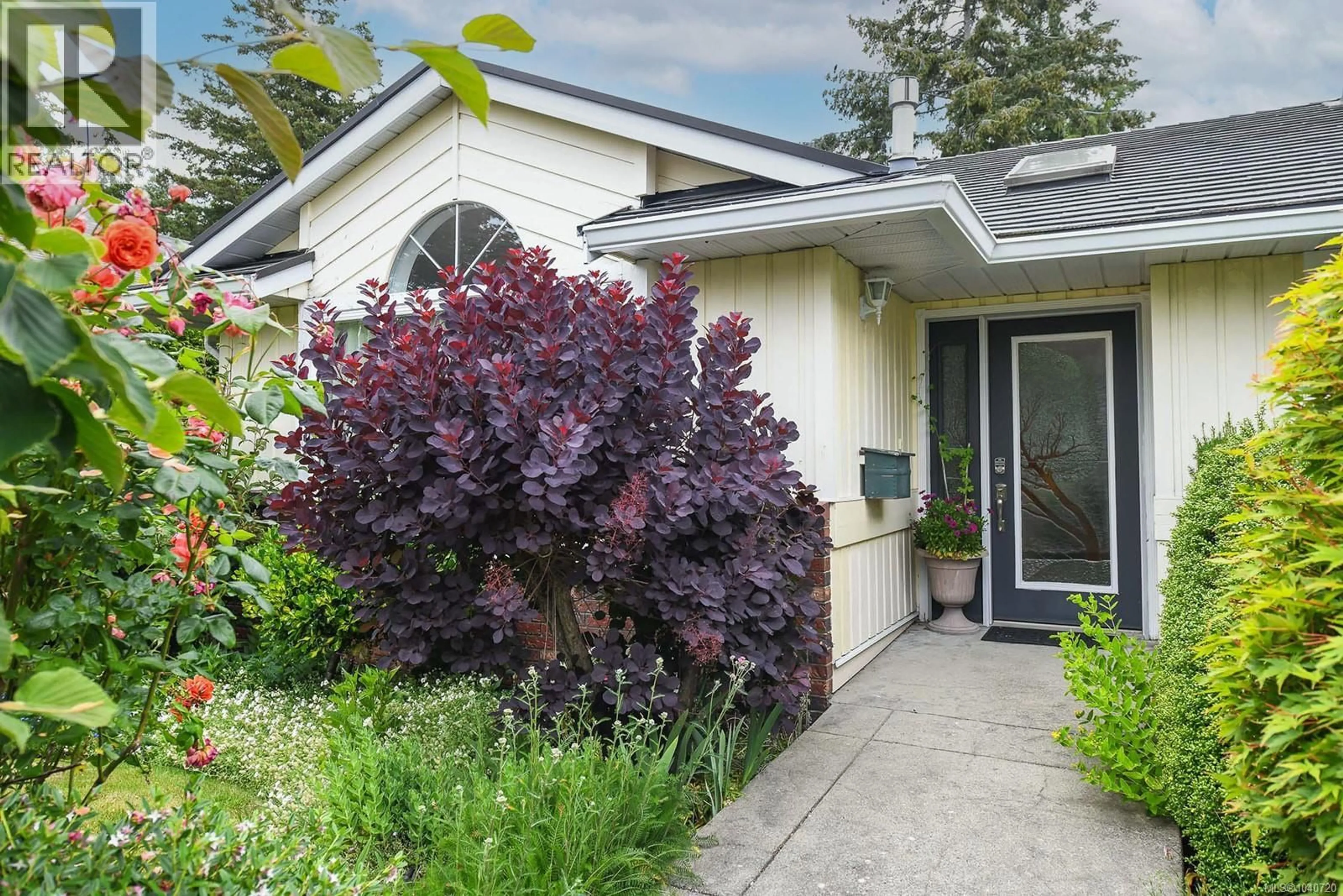 Home with vinyl exterior material, street for 2136 BOLT AVENUE, Comox British Columbia V9M3L6