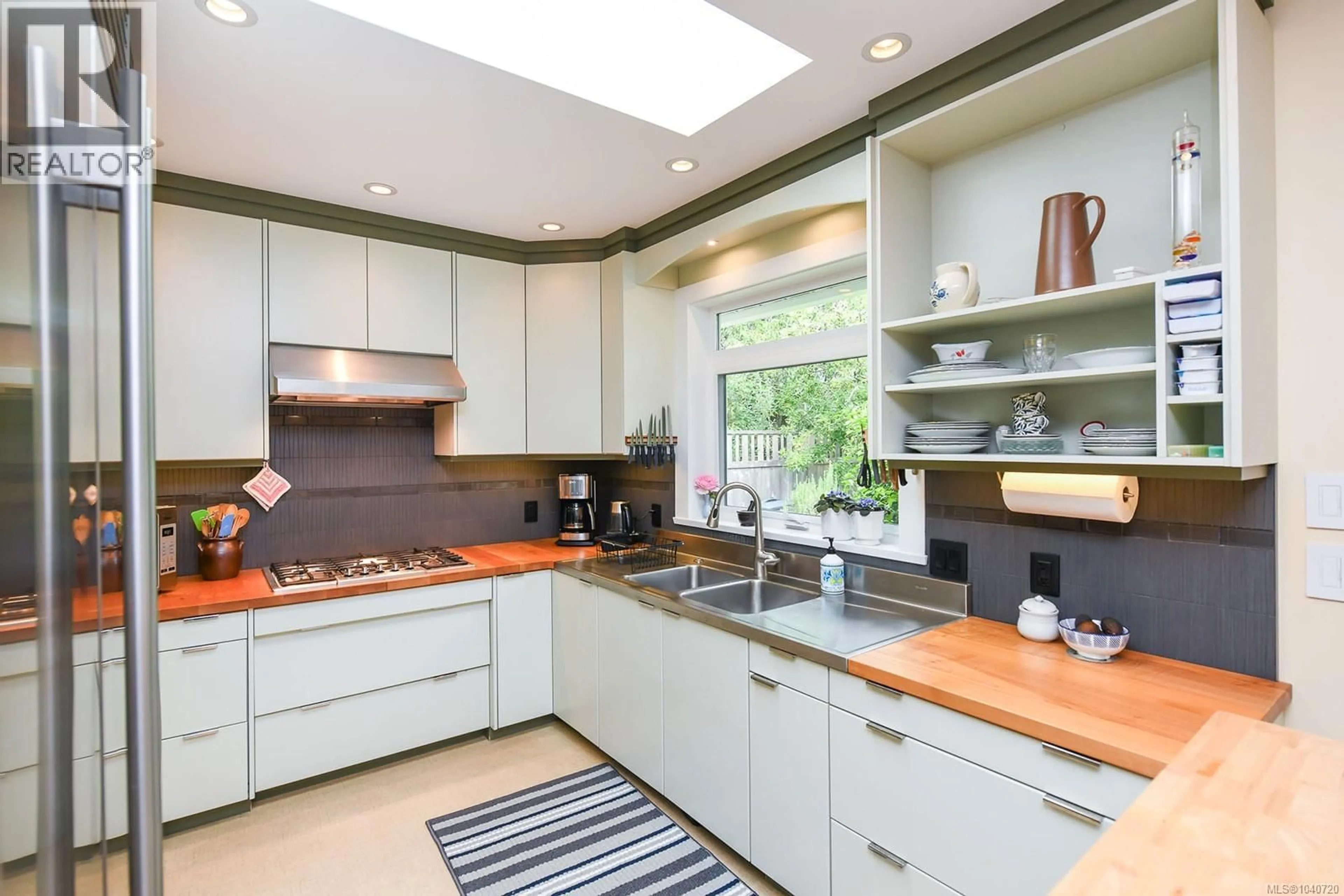 Contemporary kitchen, unknown for 2136 BOLT AVENUE, Comox British Columbia V9M3L6