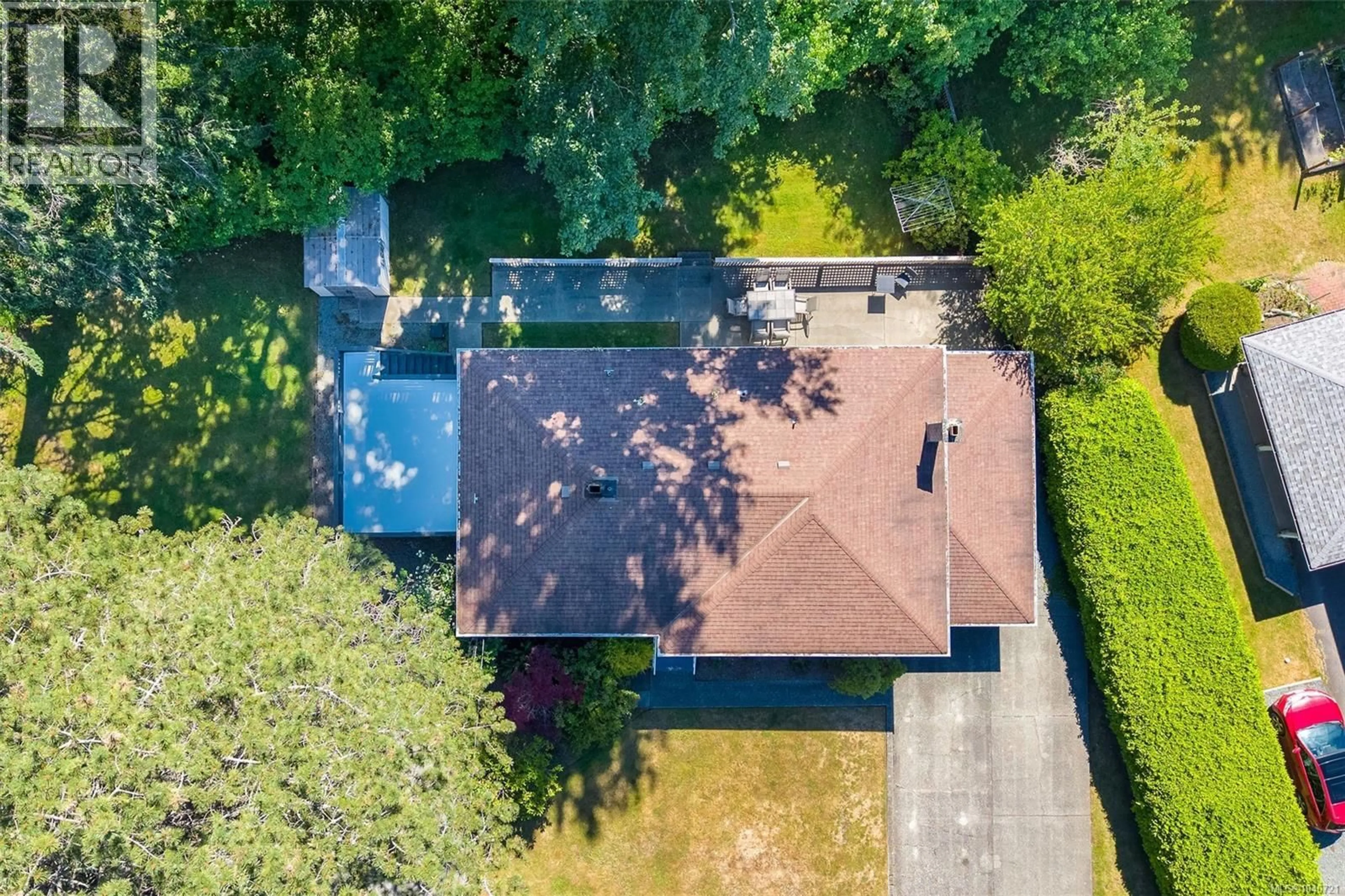 A pic from outside/outdoor area/front of a property/back of a property/a pic from drone, street for 3990 HARO ROAD, Saanich British Columbia V8N4A9