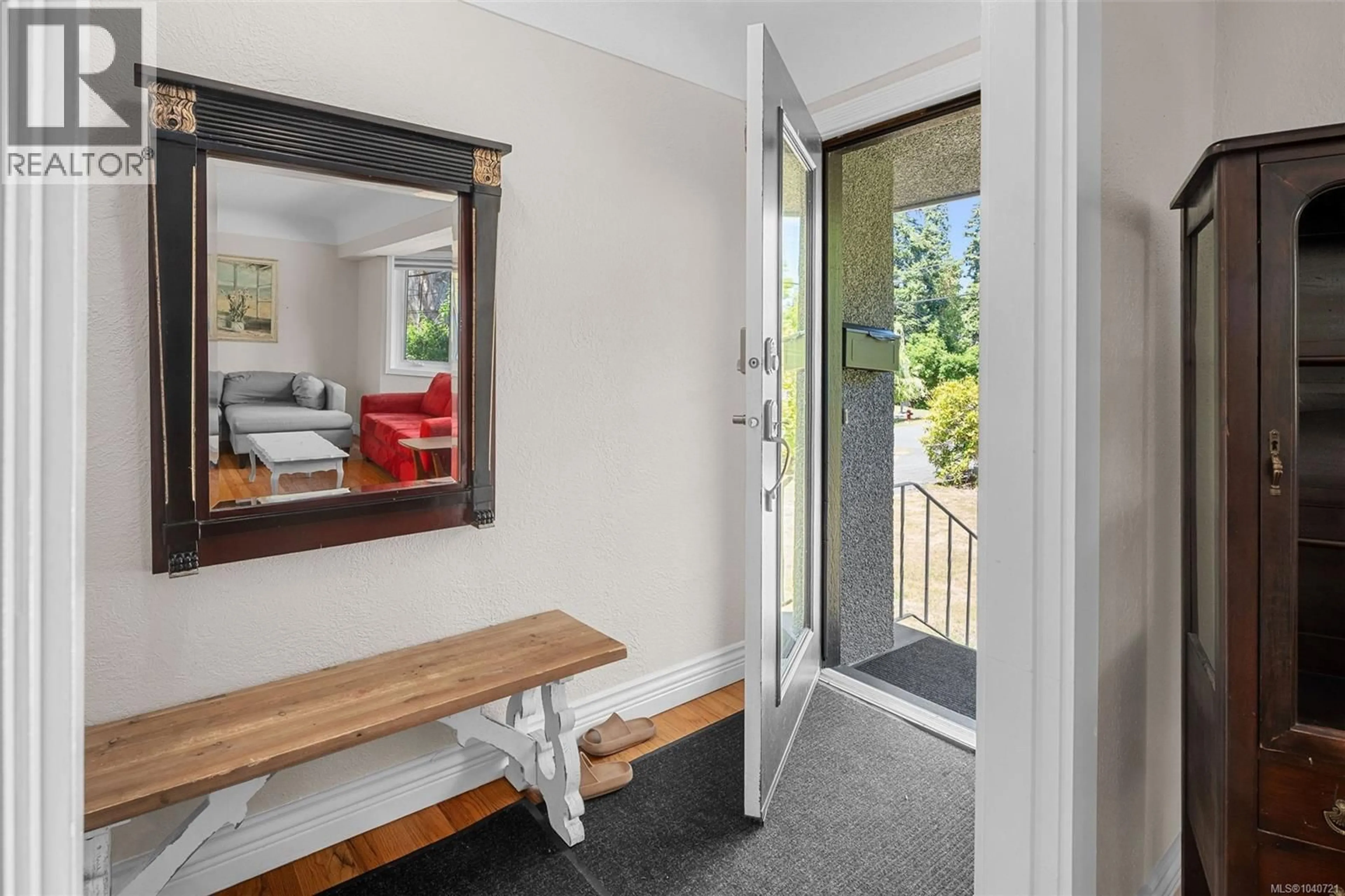Indoor entryway for 3990 HARO ROAD, Saanich British Columbia V8N4A9