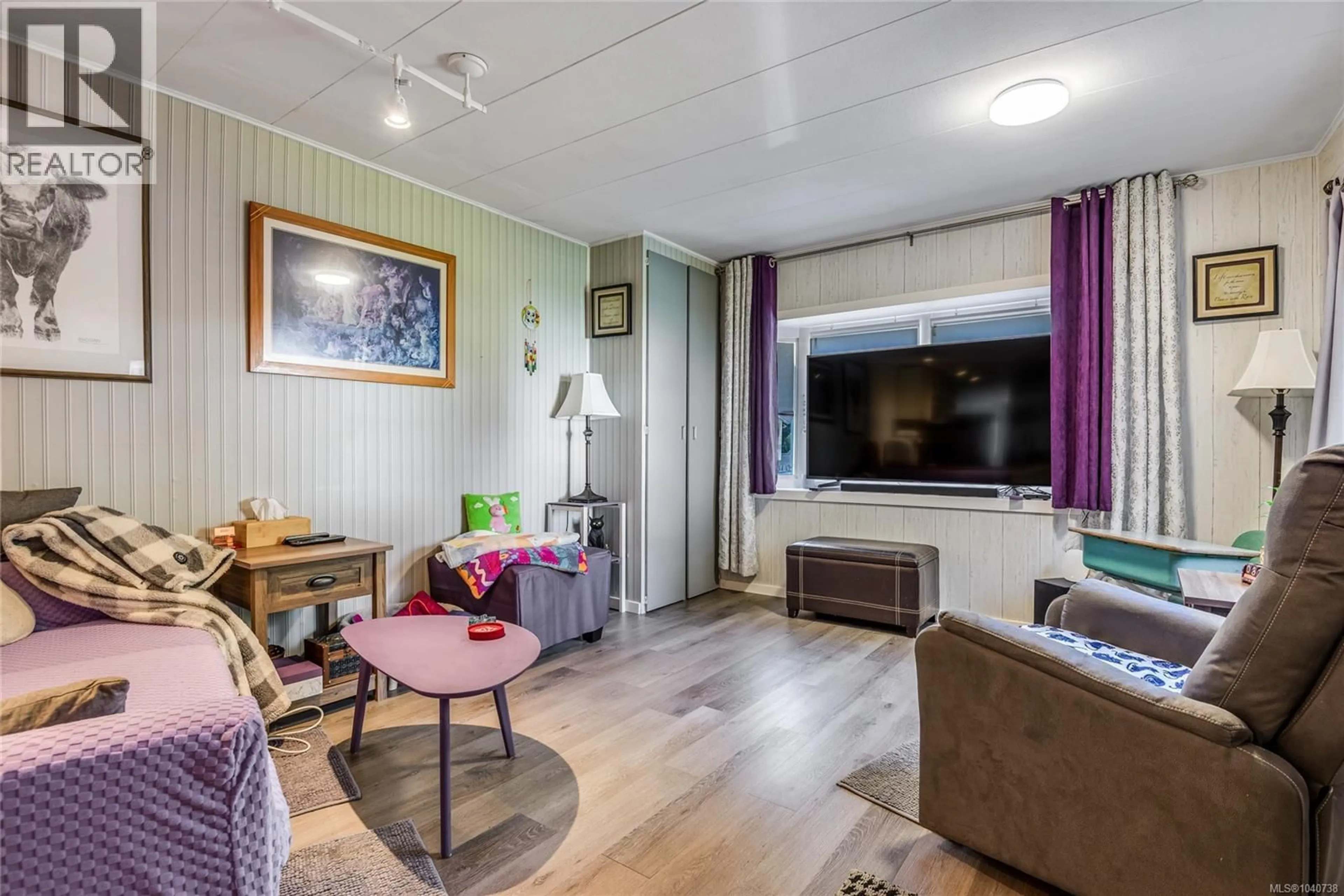 Living room with furniture, wood/laminate floor for 55 - 1160 SHELLBOURNE BOULEVARD, Campbell River British Columbia V9W5G5