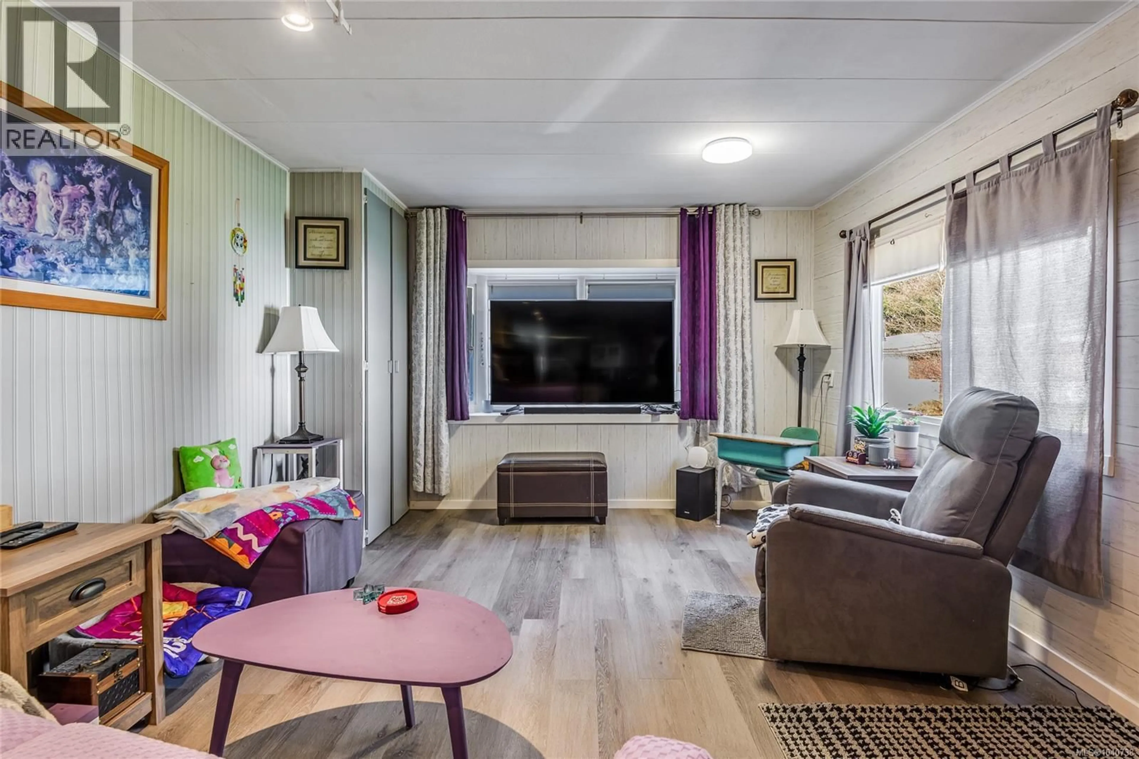Living room with furniture, wood/laminate floor for 55 - 1160 SHELLBOURNE BOULEVARD, Campbell River British Columbia V9W5G5