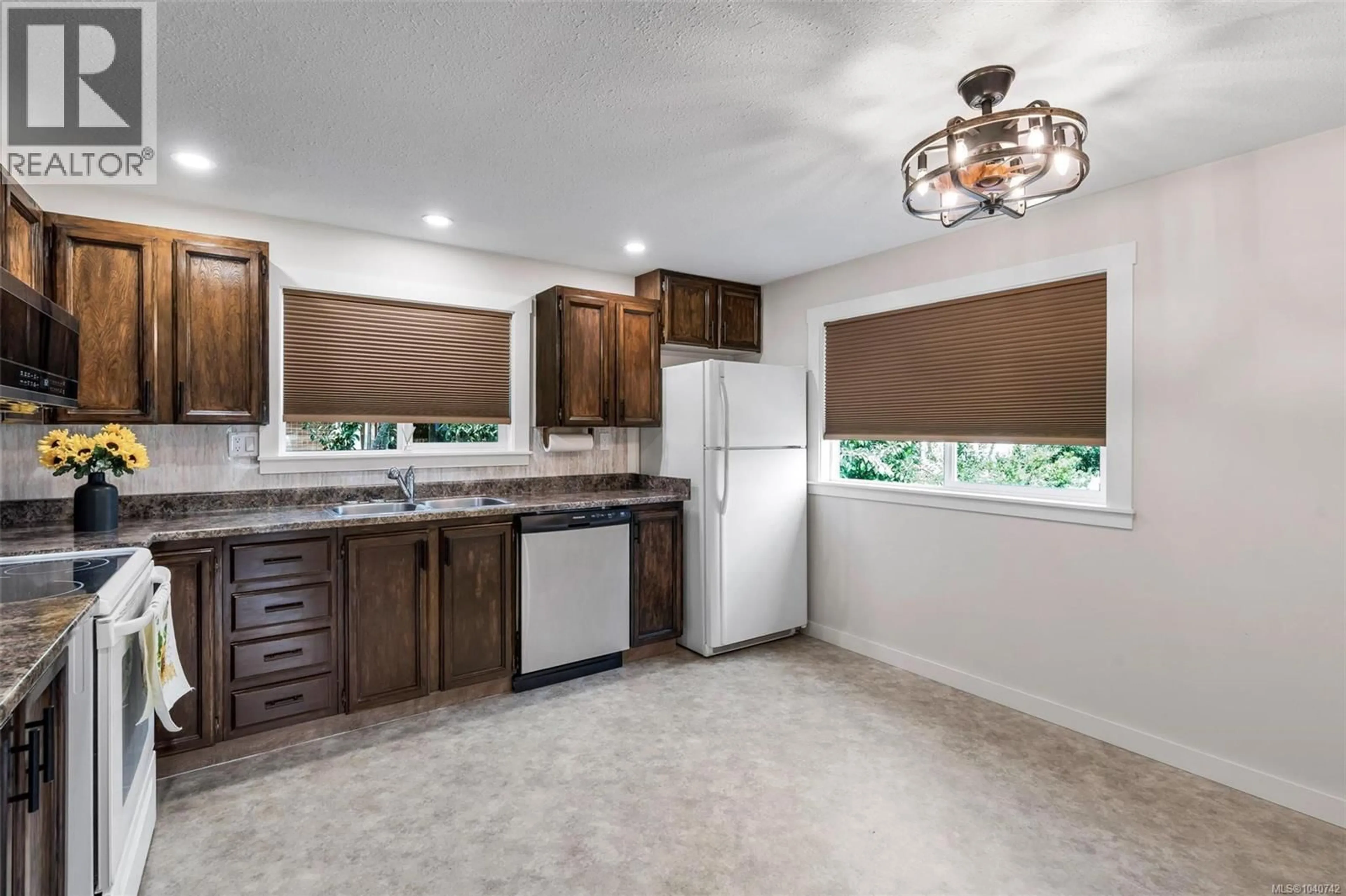 Open concept kitchen, ceramic/tile floor for 454 - 2885 BOYS ROAD, Duncan British Columbia V9L4Y9