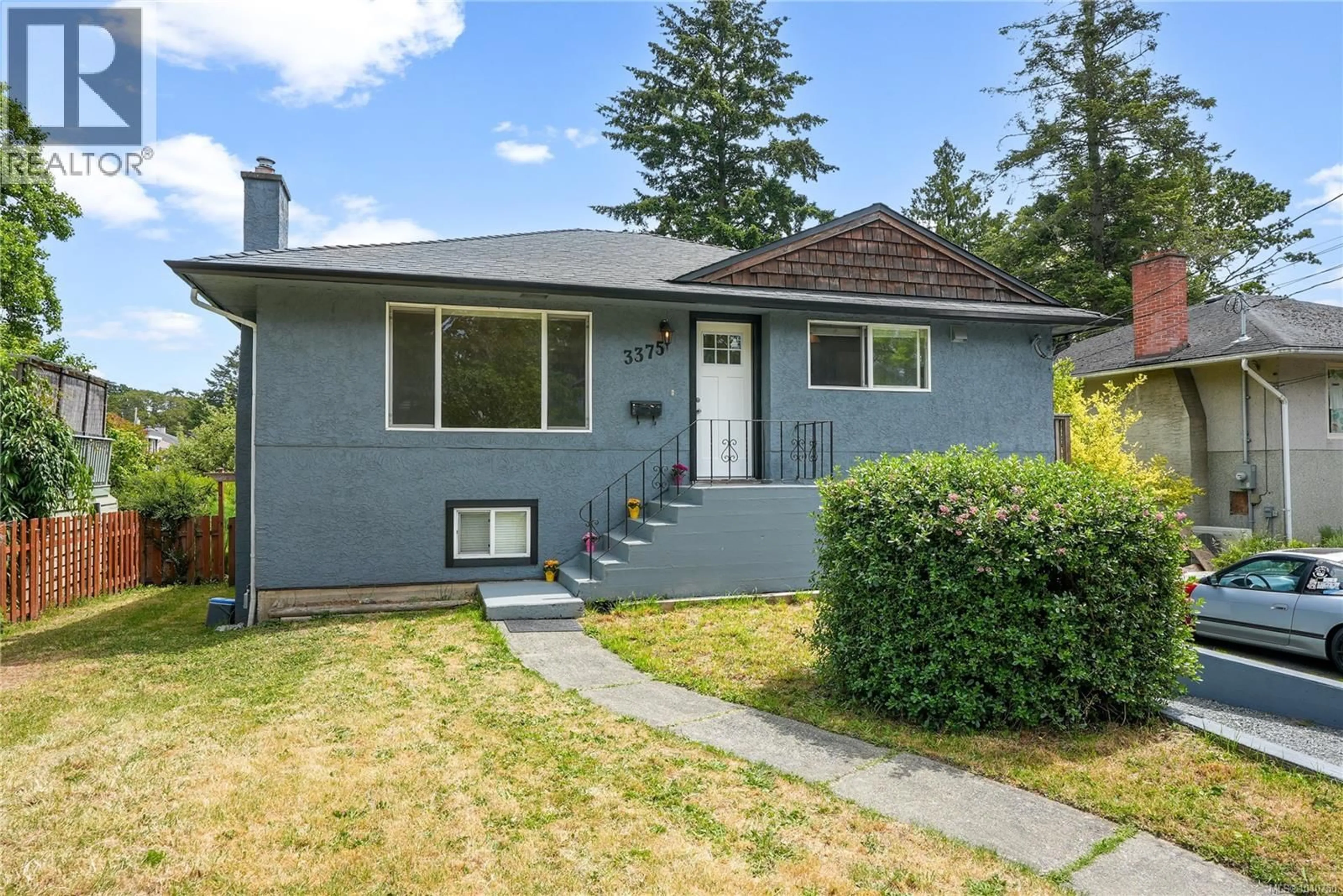 Home with vinyl exterior material, street for 3375 MAPLEWOOD ROAD, Saanich British Columbia V8P3N1