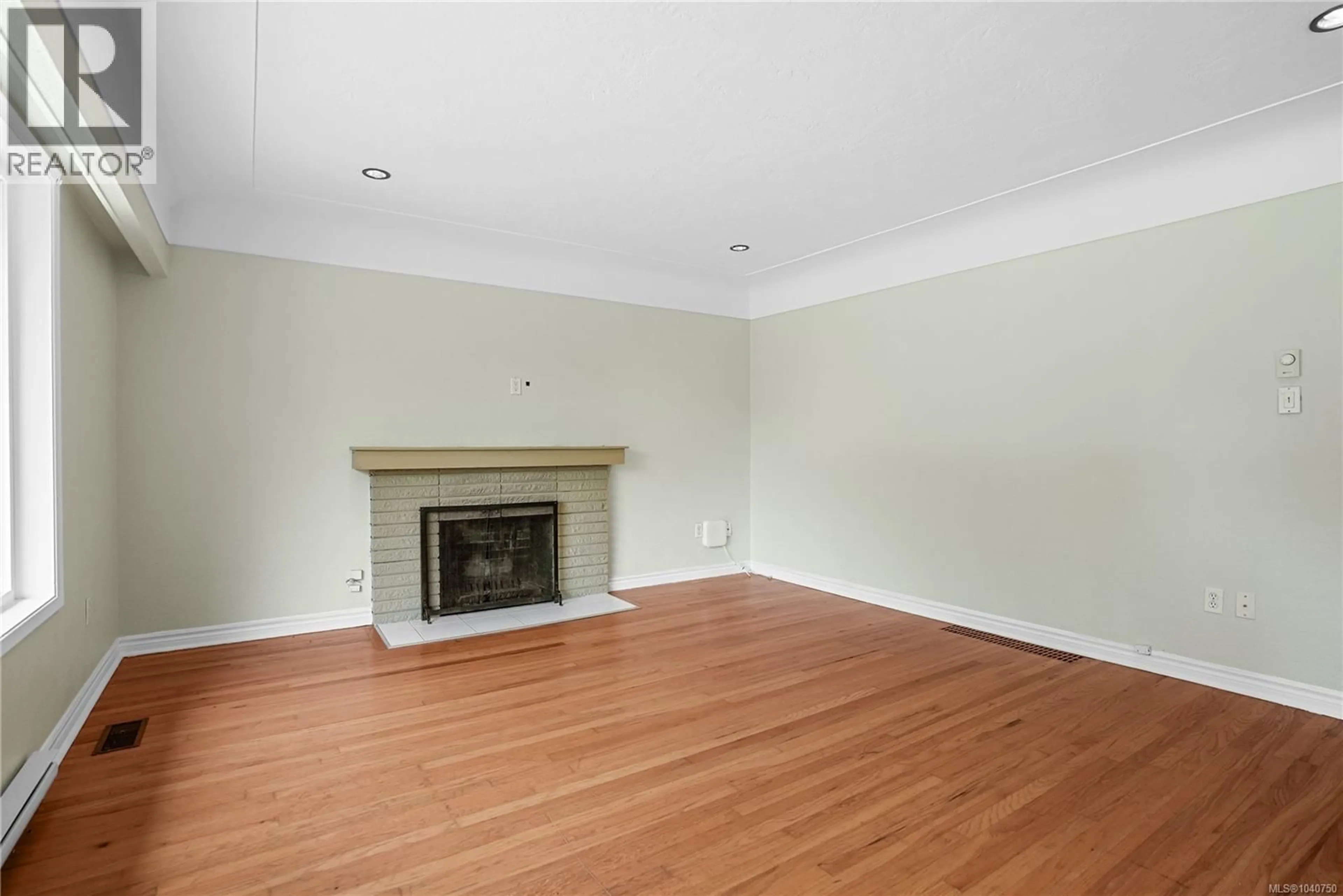 A pic of a room for 3375 MAPLEWOOD ROAD, Saanich British Columbia V8P3N1