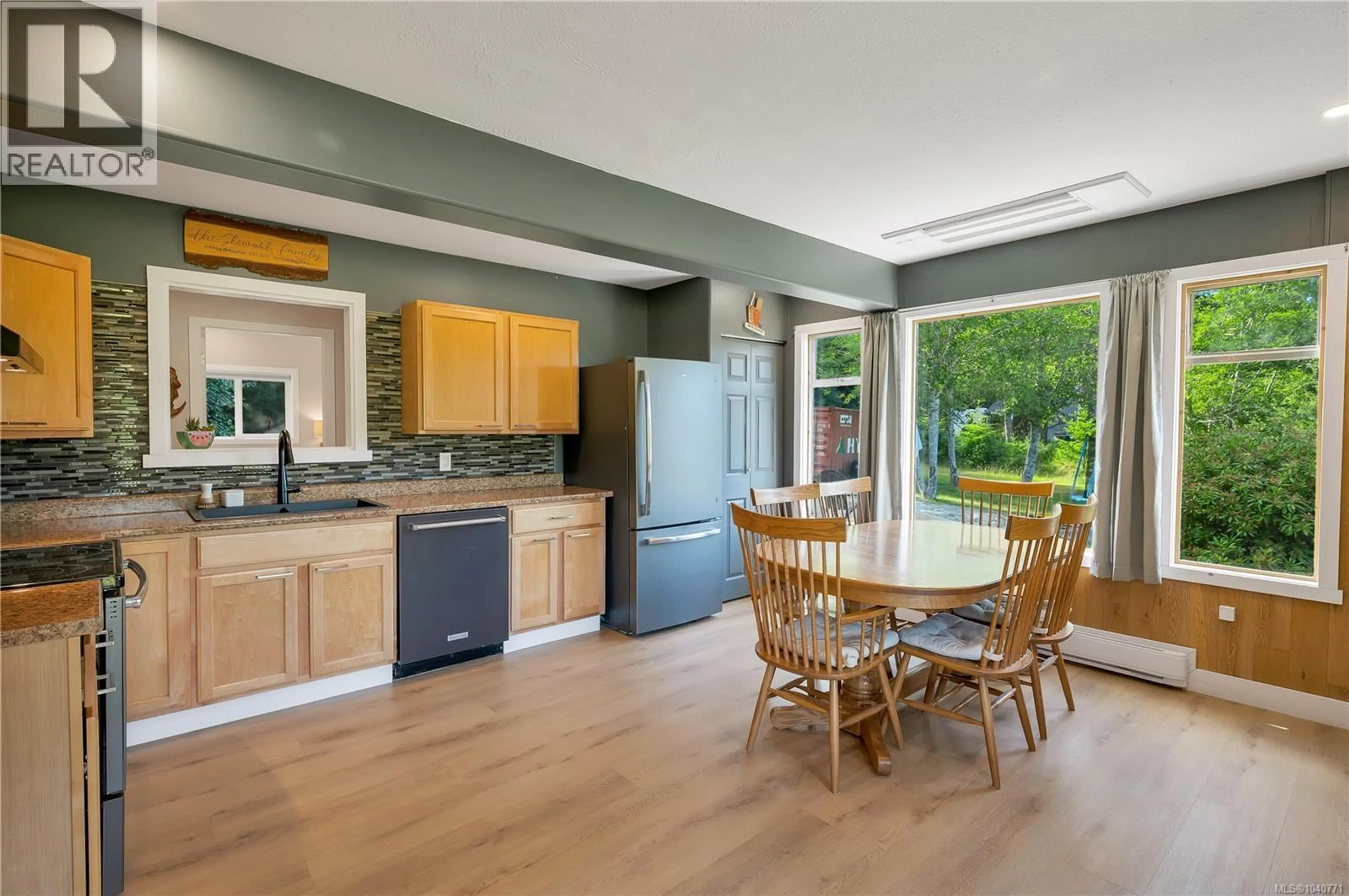 Open concept kitchen, unknown for 1396 WEST ROAD, Quadra Island British Columbia V0P1H0