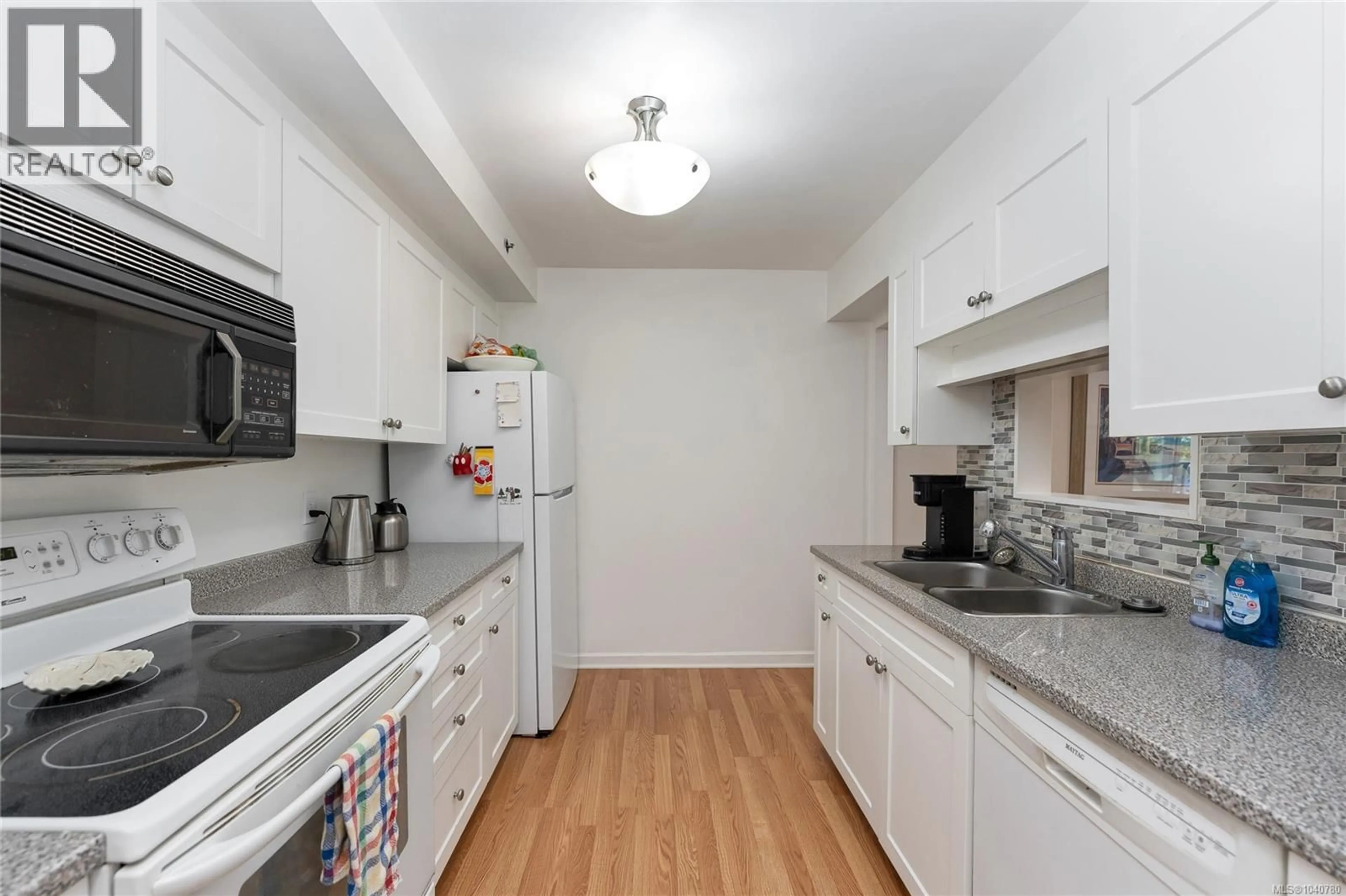 Standard kitchen, unknown for 209 - 3969 SHELBOURNE STREET, Saanich British Columbia V8N3E1