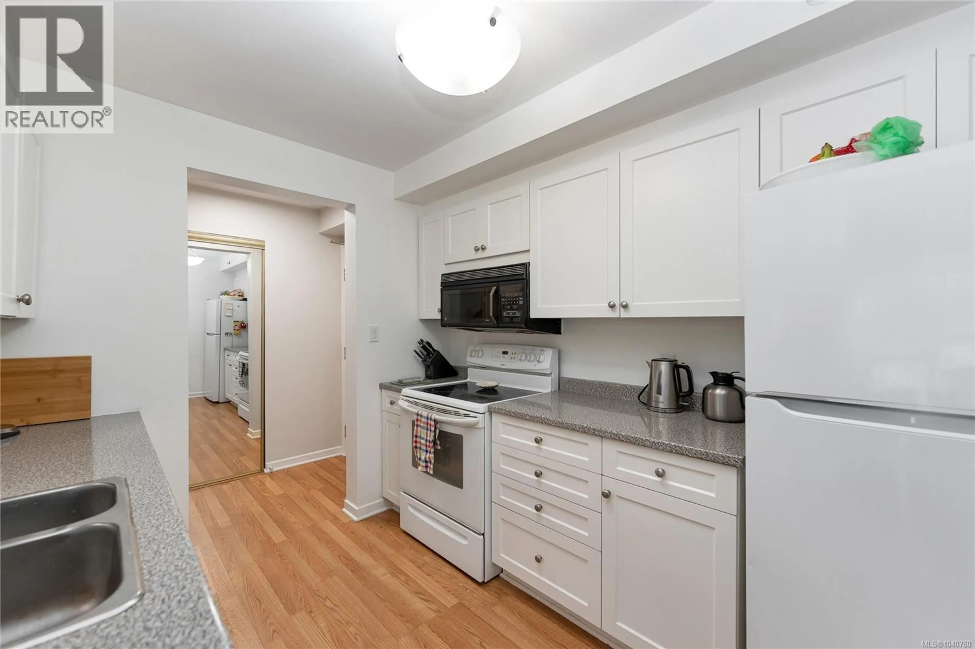 Standard kitchen, unknown for 209 - 3969 SHELBOURNE STREET, Saanich British Columbia V8N3E1