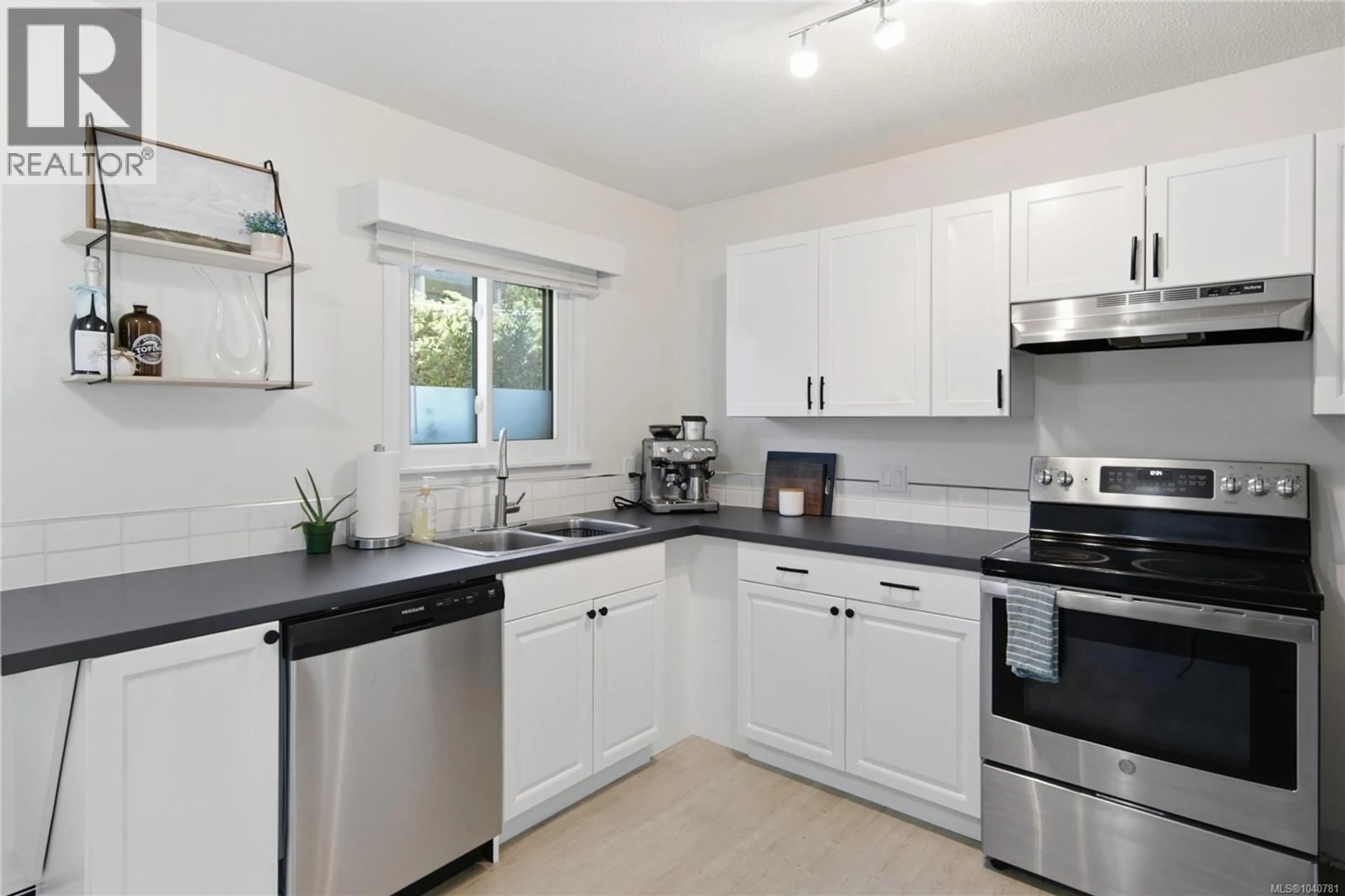 Standard kitchen, ceramic/tile floor for 18 - 3271 COWICHAN LAKE ROAD, Duncan British Columbia V9L4C1