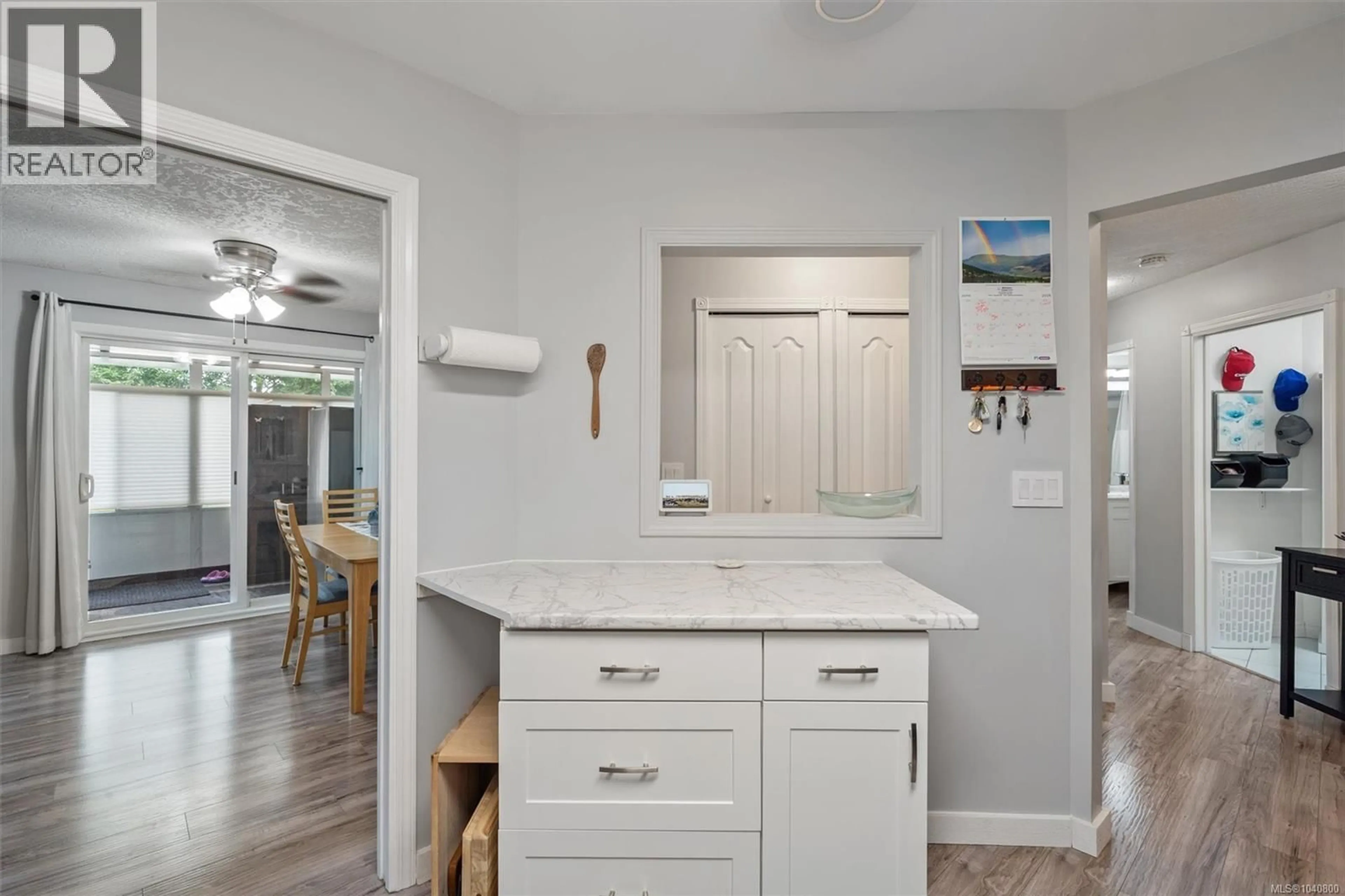 Open concept kitchen, ceramic/tile floor for 102 - 3931 SHELBOURNE STREET, Saanich British Columbia V8P4H9