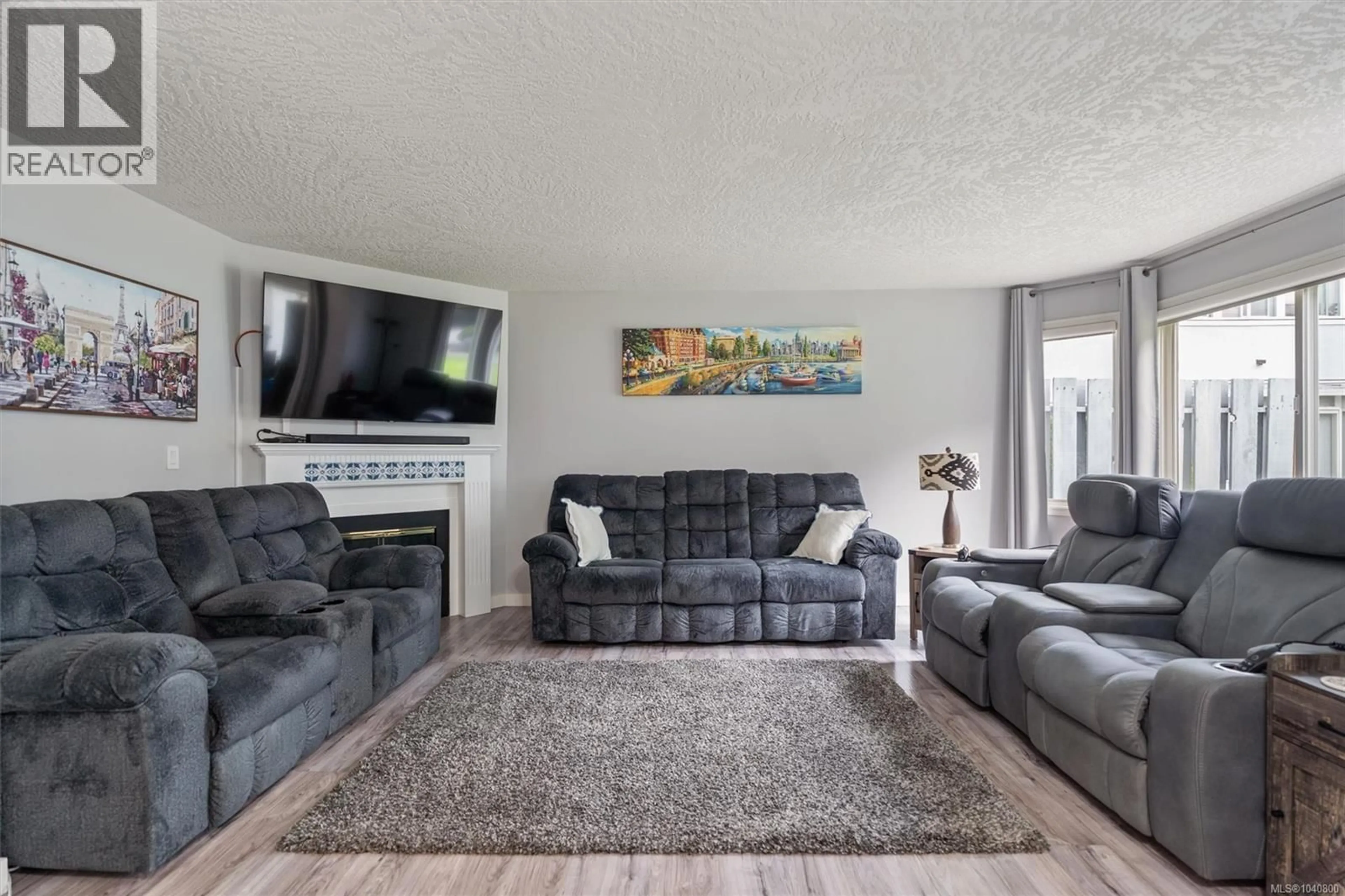 Living room with furniture, unknown for 102 - 3931 SHELBOURNE STREET, Saanich British Columbia V8P4H9