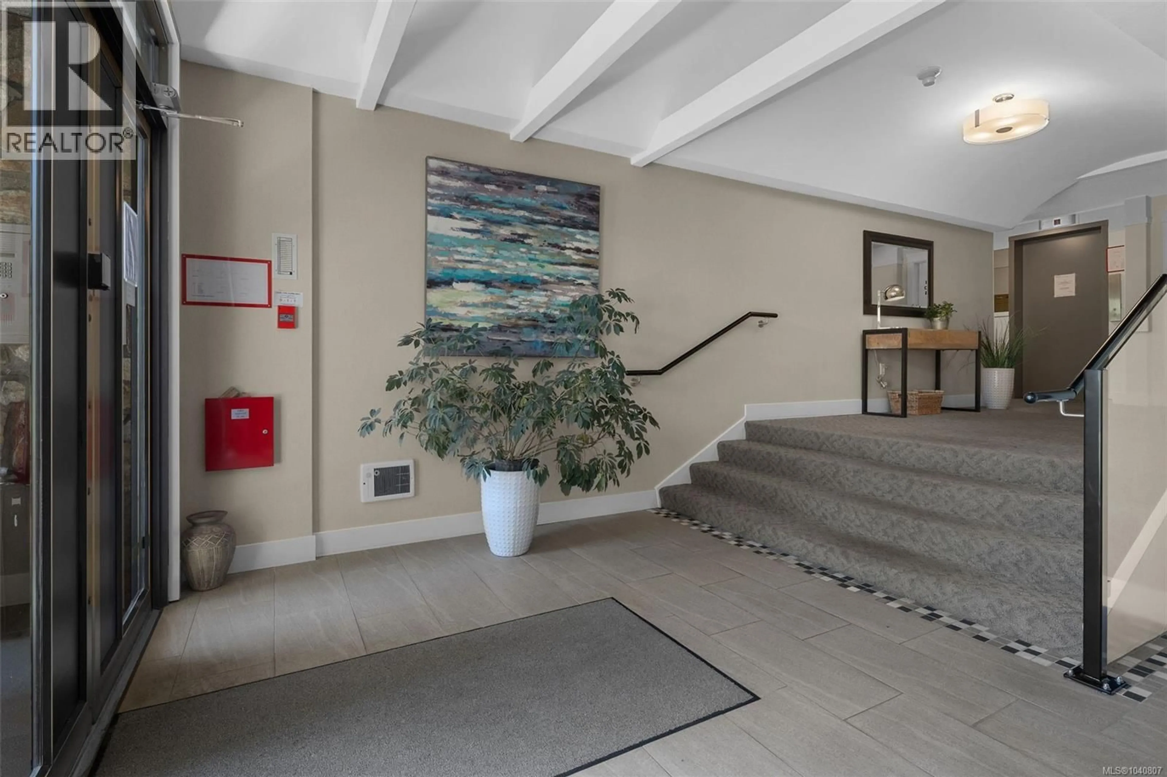 Indoor foyer for 201 - 1312 BEACH DRIVE, Oak Bay British Columbia V8S2N5