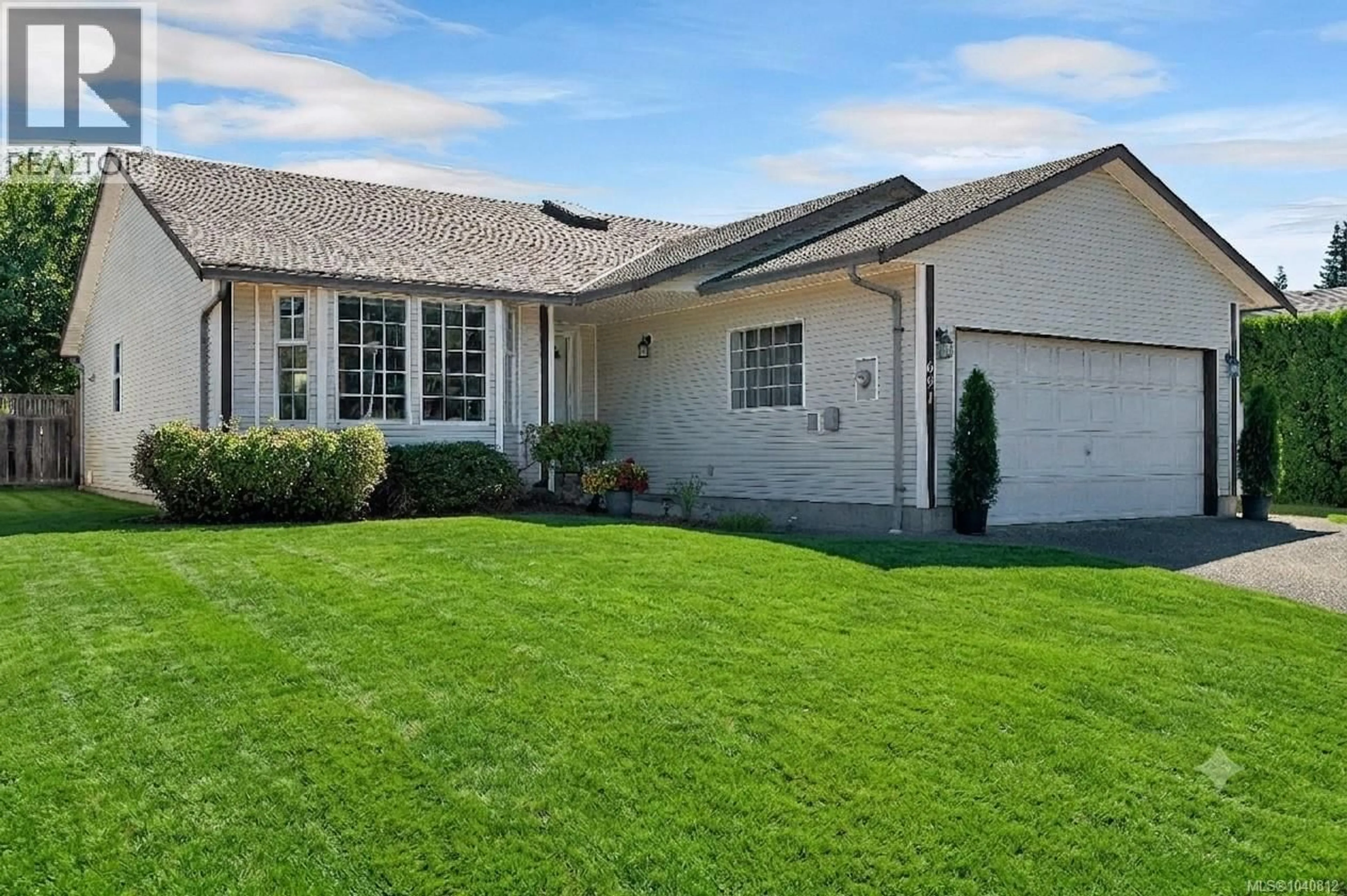 Home with vinyl exterior material, street for 691 BEAVER LODGE ROAD, Campbell River British Columbia V9H1R2