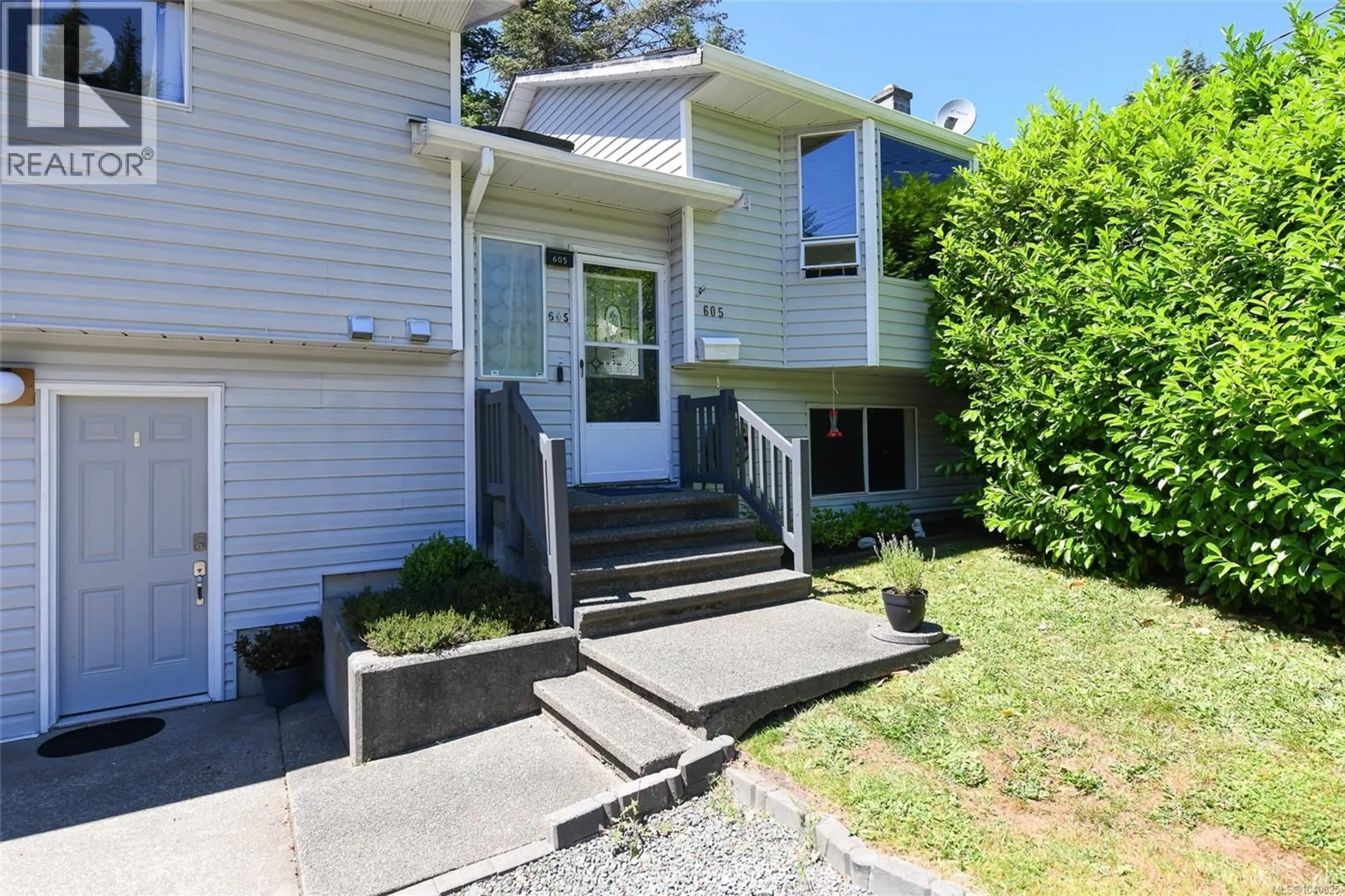 Home with vinyl exterior material, street for 605 PRITCHARD ROAD, Comox British Columbia V9M3J1