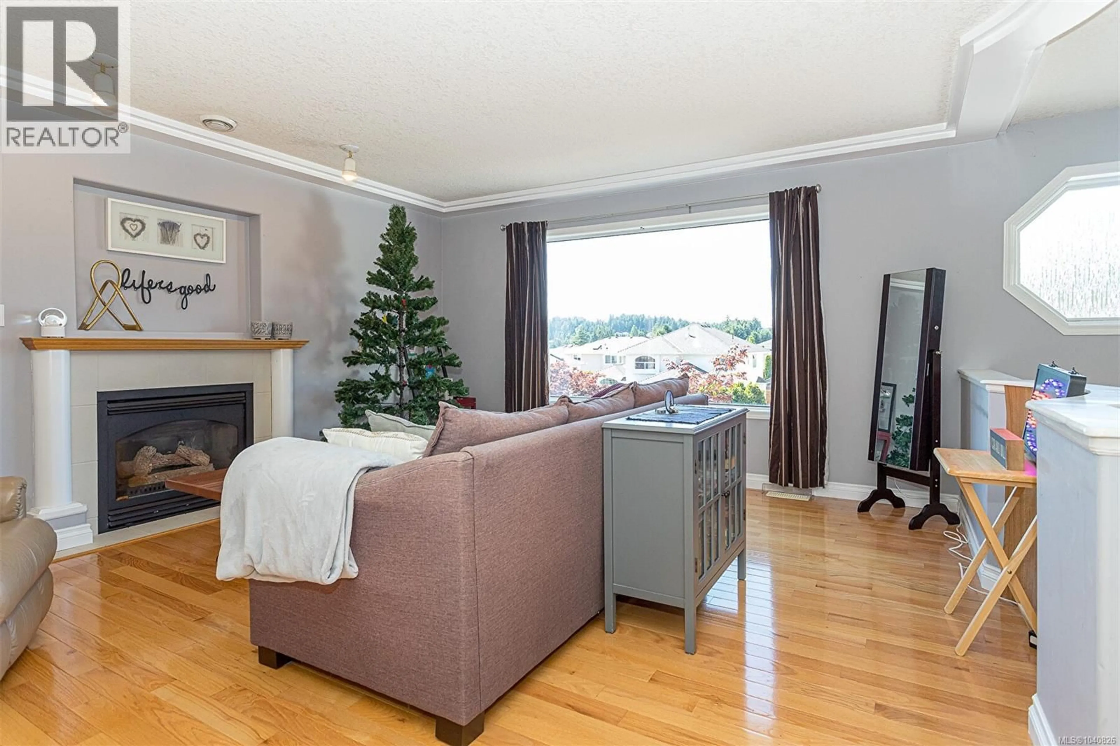 Living room with furniture, wood/laminate floor for 6130 JANELLE PLACE, Nanaimo British Columbia V9V1M7