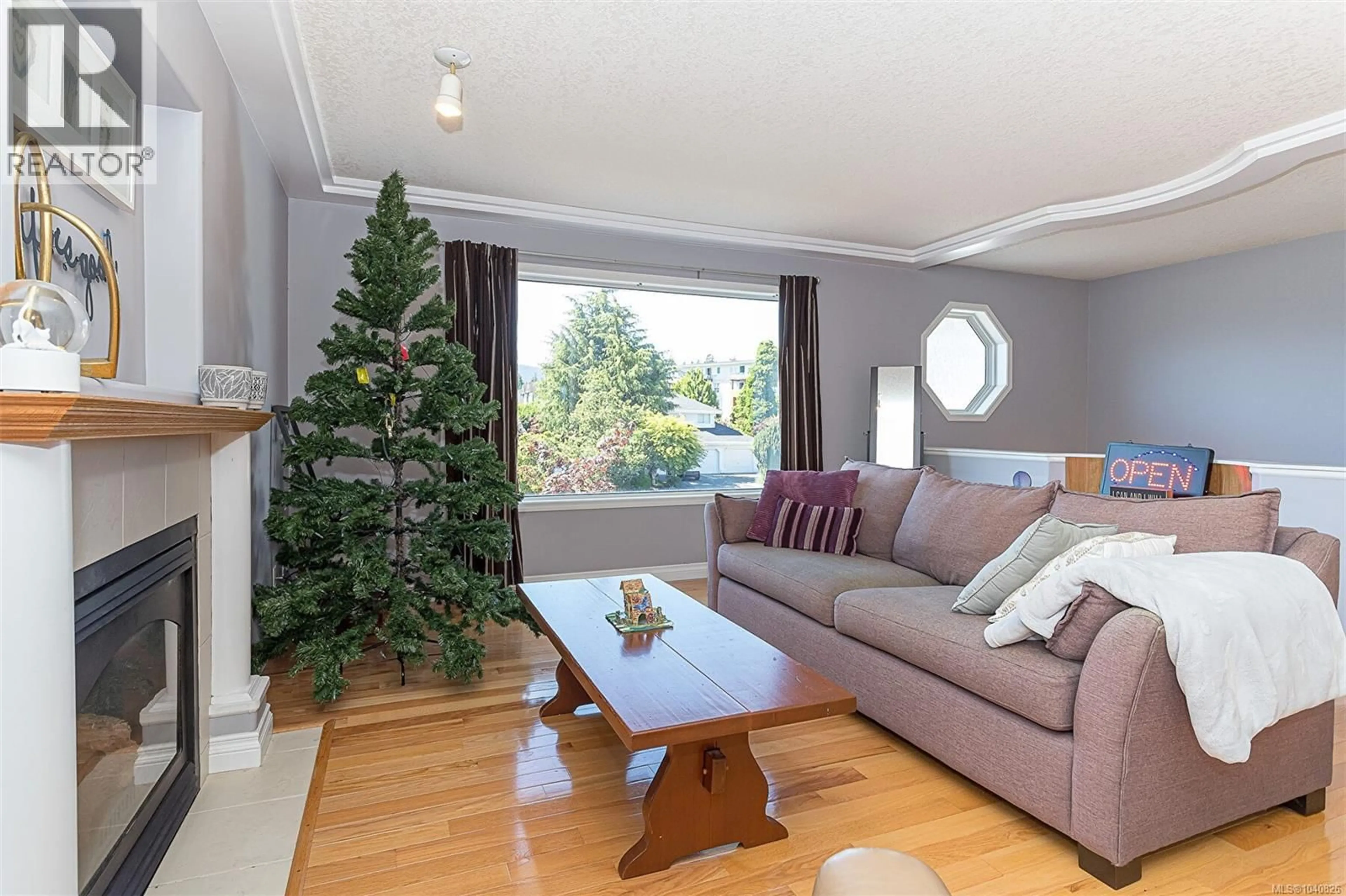 Living room with furniture, wood/laminate floor for 6130 JANELLE PLACE, Nanaimo British Columbia V9V1M7