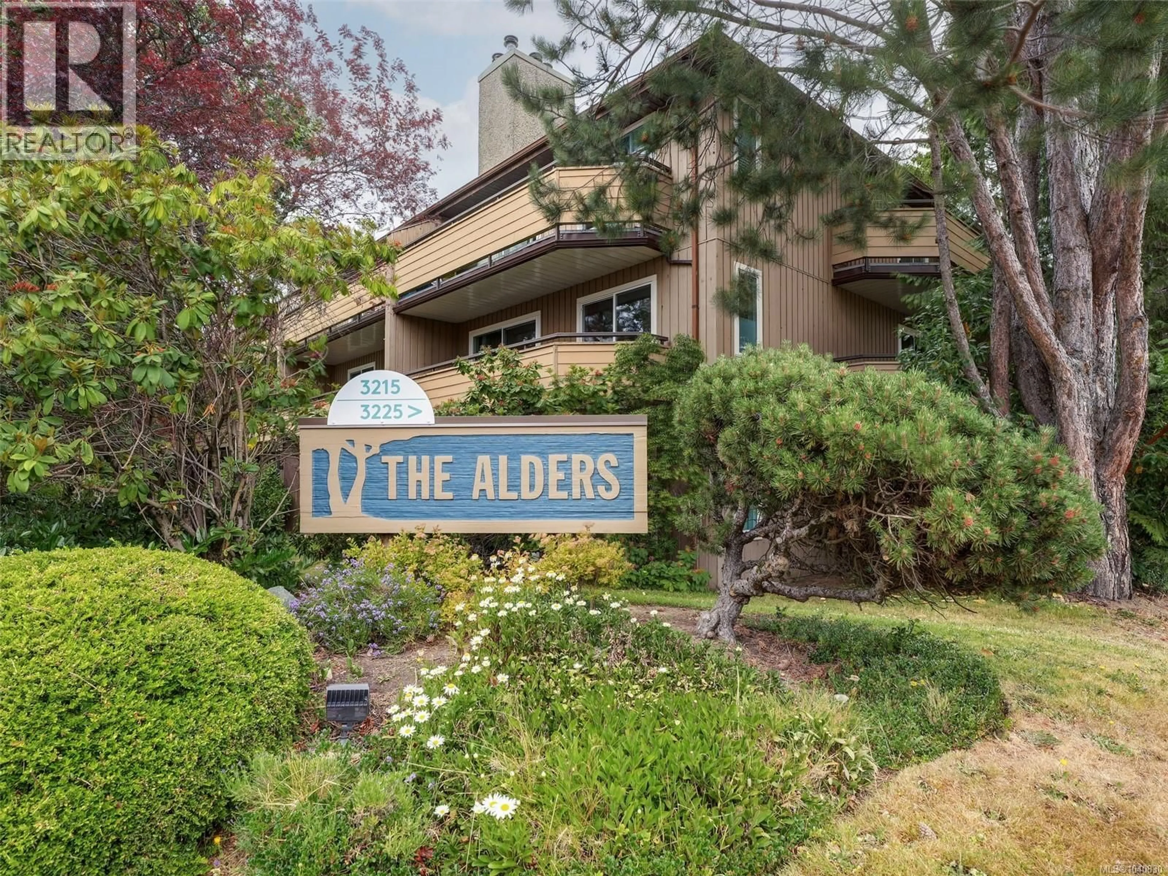 Indoor foyer for 111 - 3215 ALDER STREET, Saanich British Columbia V8X1P3