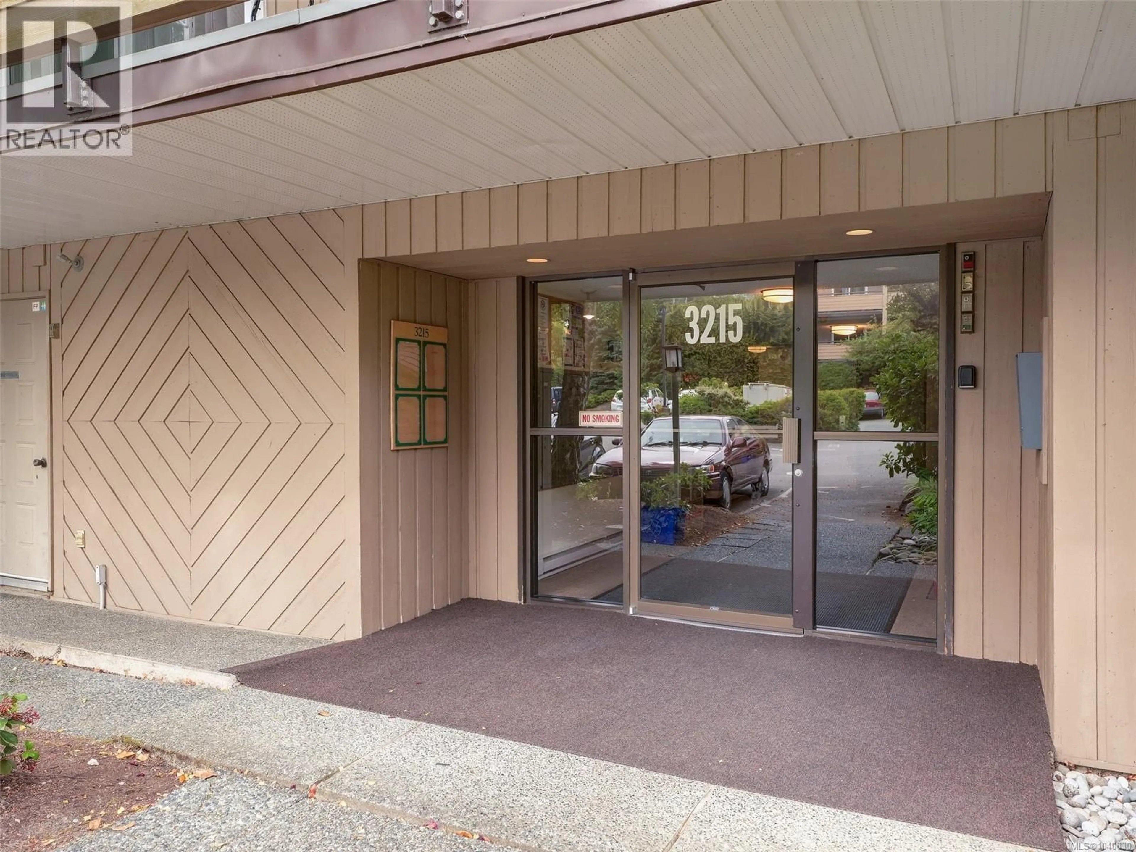 Indoor foyer for 111 - 3215 ALDER STREET, Saanich British Columbia V8X1P3