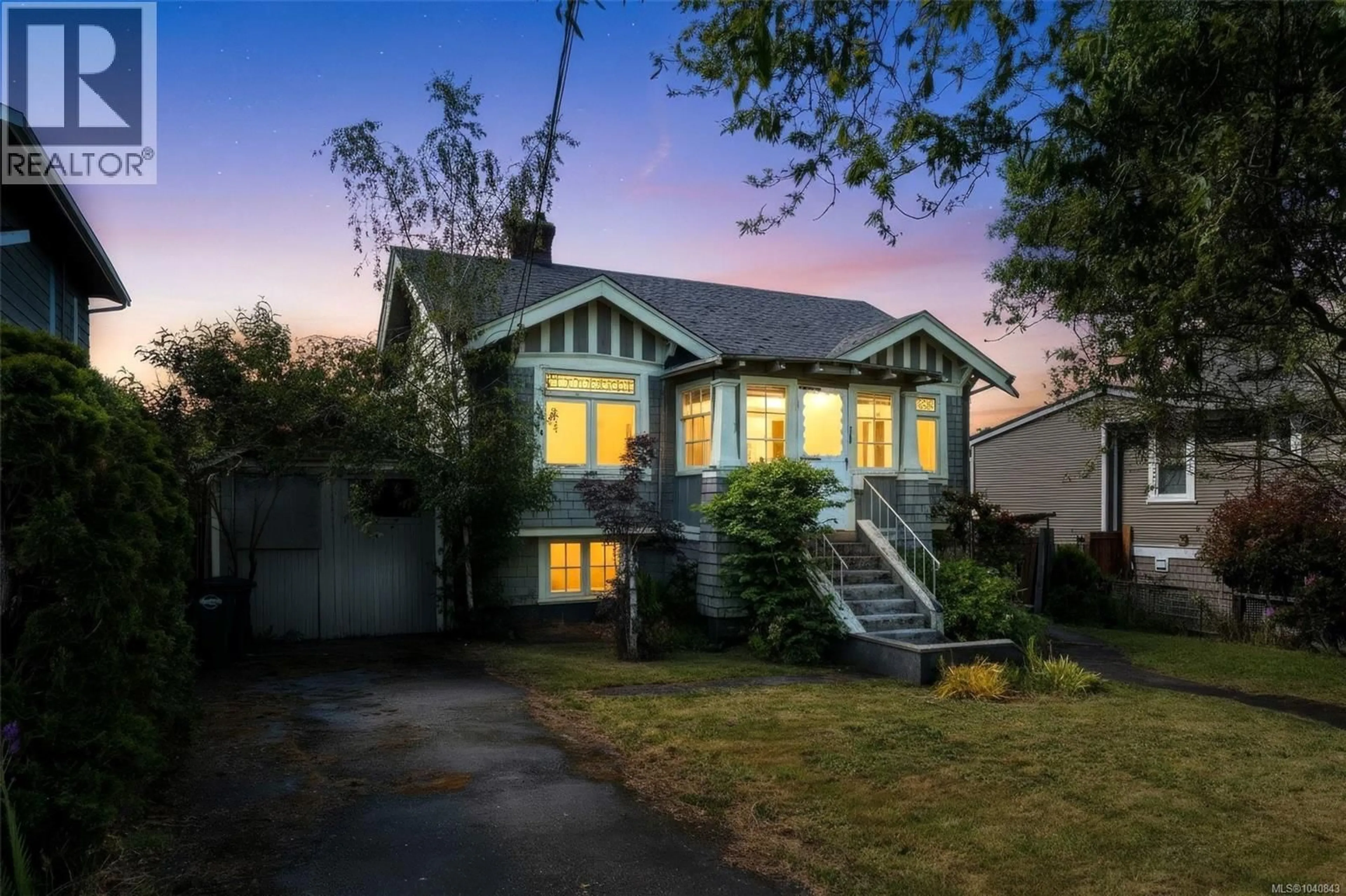 Home with vinyl exterior material, street for 2960 DONALD STREET, Saanich British Columbia V9A1X8