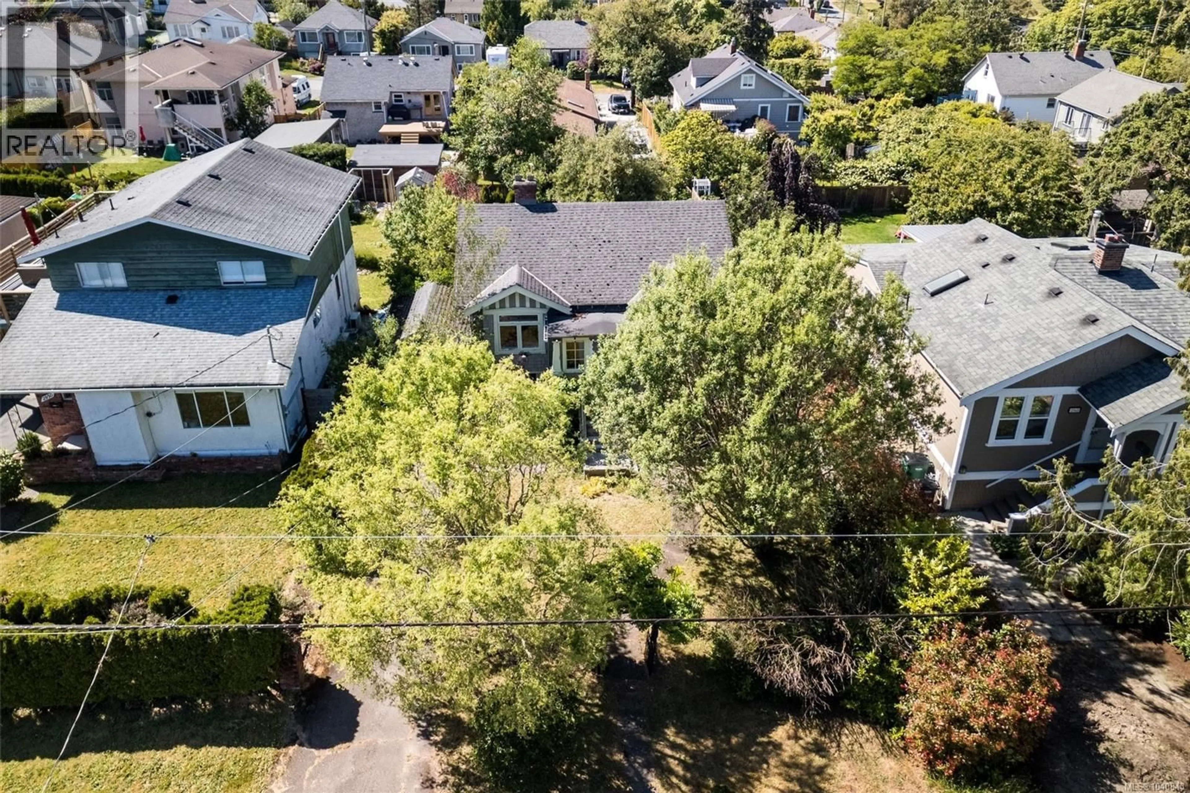 A pic from outside/outdoor area/front of a property/back of a property/a pic from drone, street for 2960 DONALD STREET, Saanich British Columbia V9A1X8