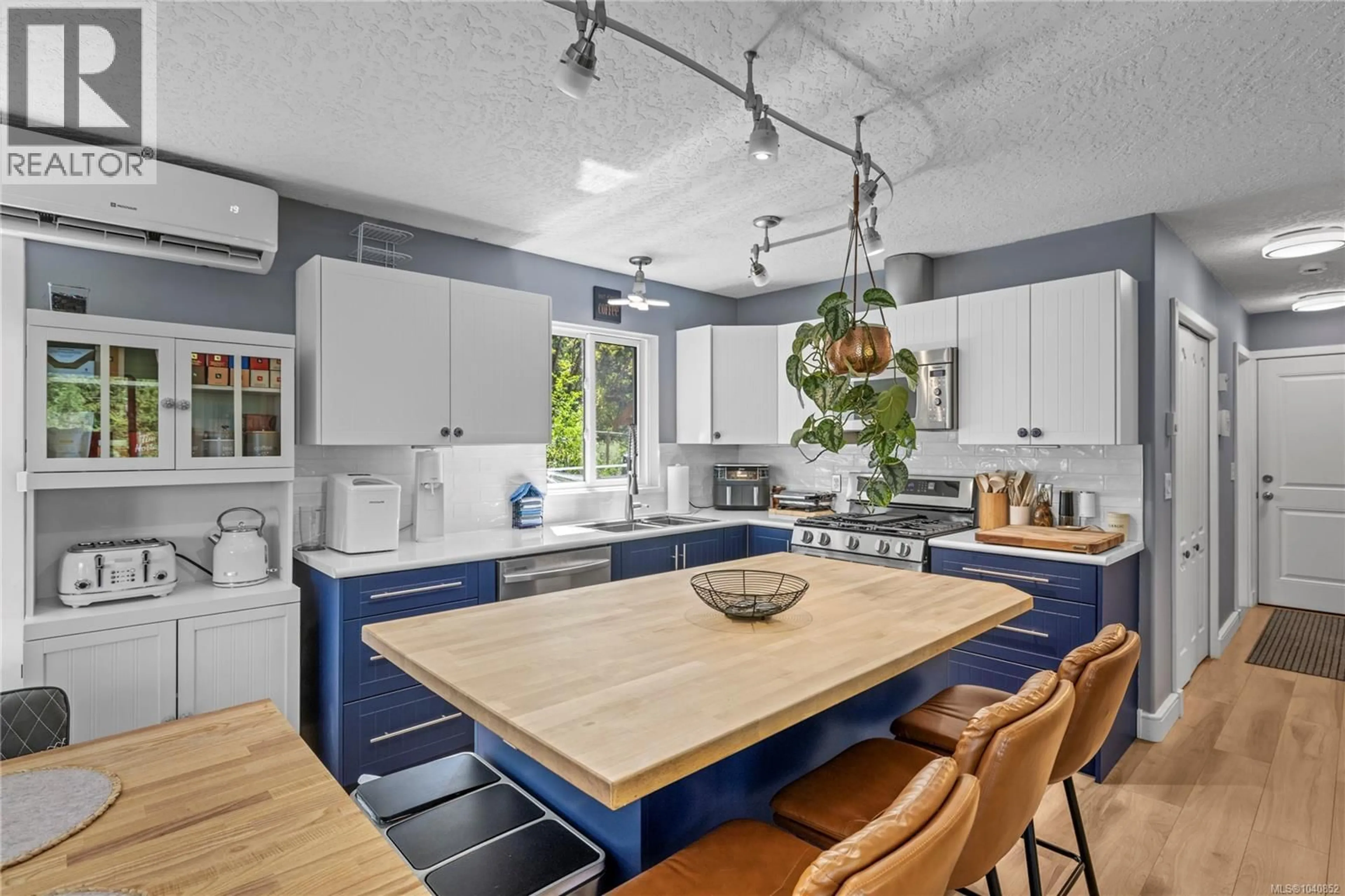 Open concept kitchen, ceramic/tile floor for 1691 MEADOWOOD WAY, Qualicum Beach British Columbia V9K2S3