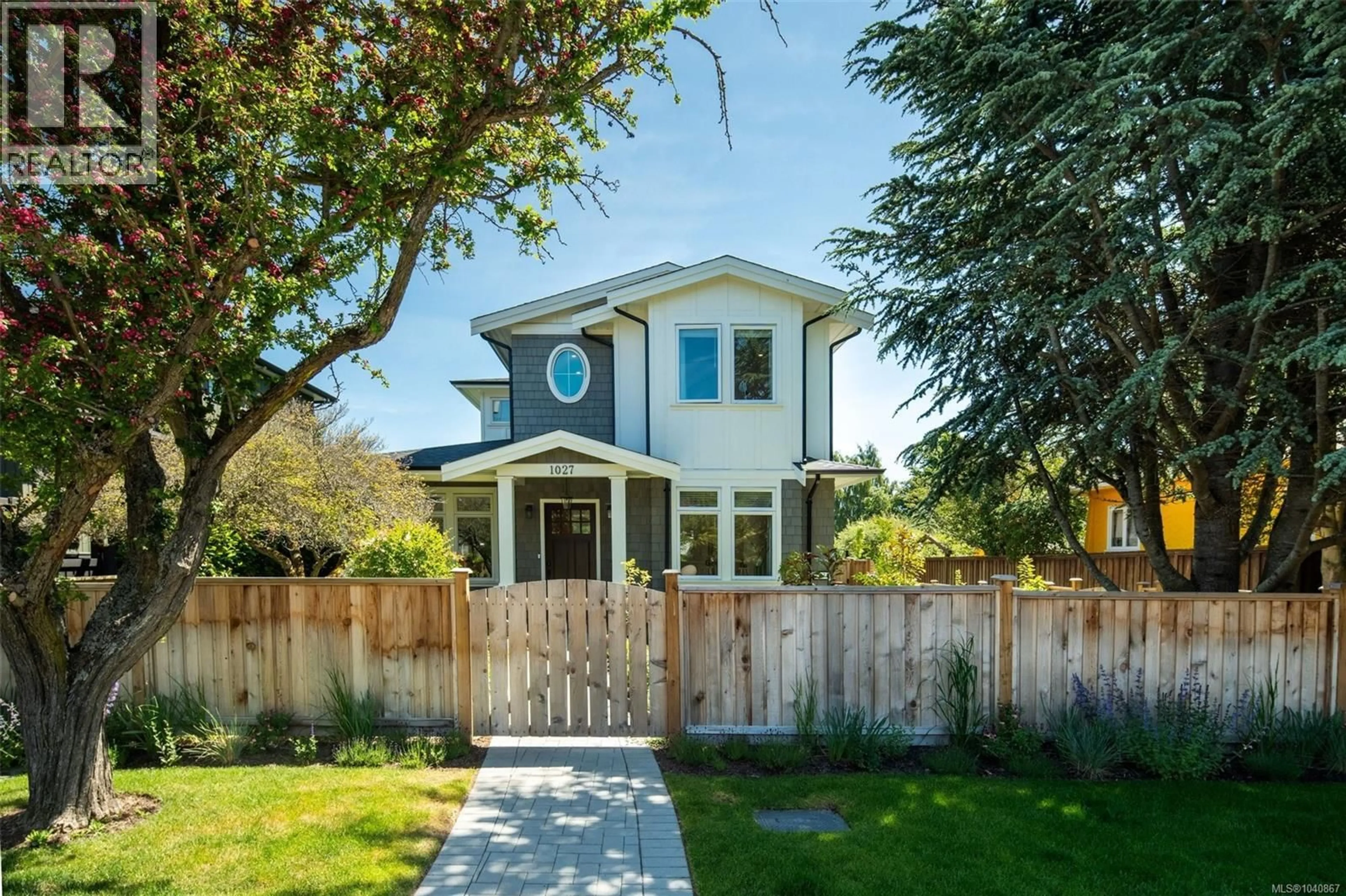 Home with vinyl exterior material, street for 1027 HAMPSHIRE ROAD, Oak Bay British Columbia V8S4S8