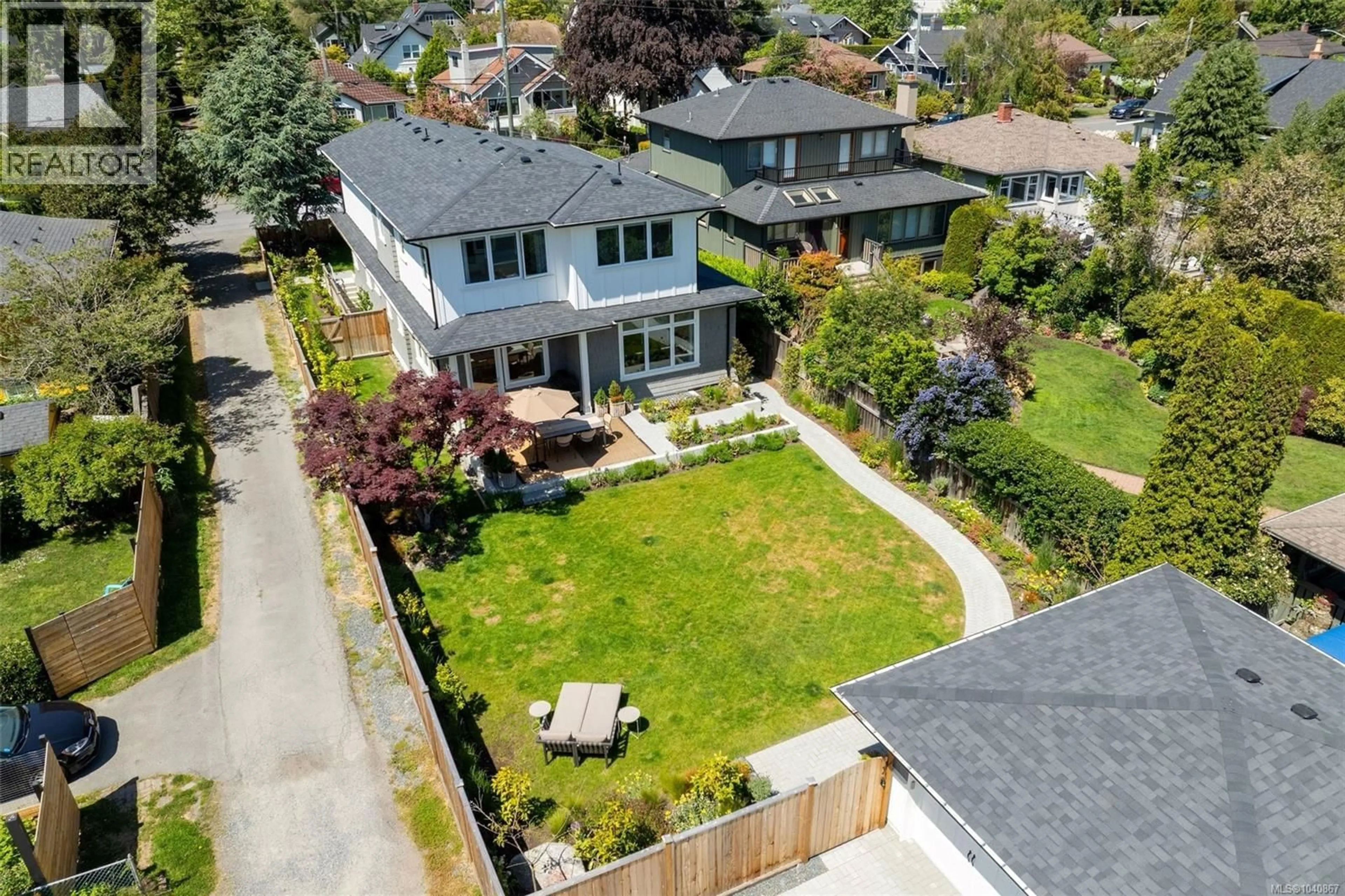 A pic from outside/outdoor area/front of a property/back of a property/a pic from drone, street for 1027 HAMPSHIRE ROAD, Oak Bay British Columbia V8S4S8