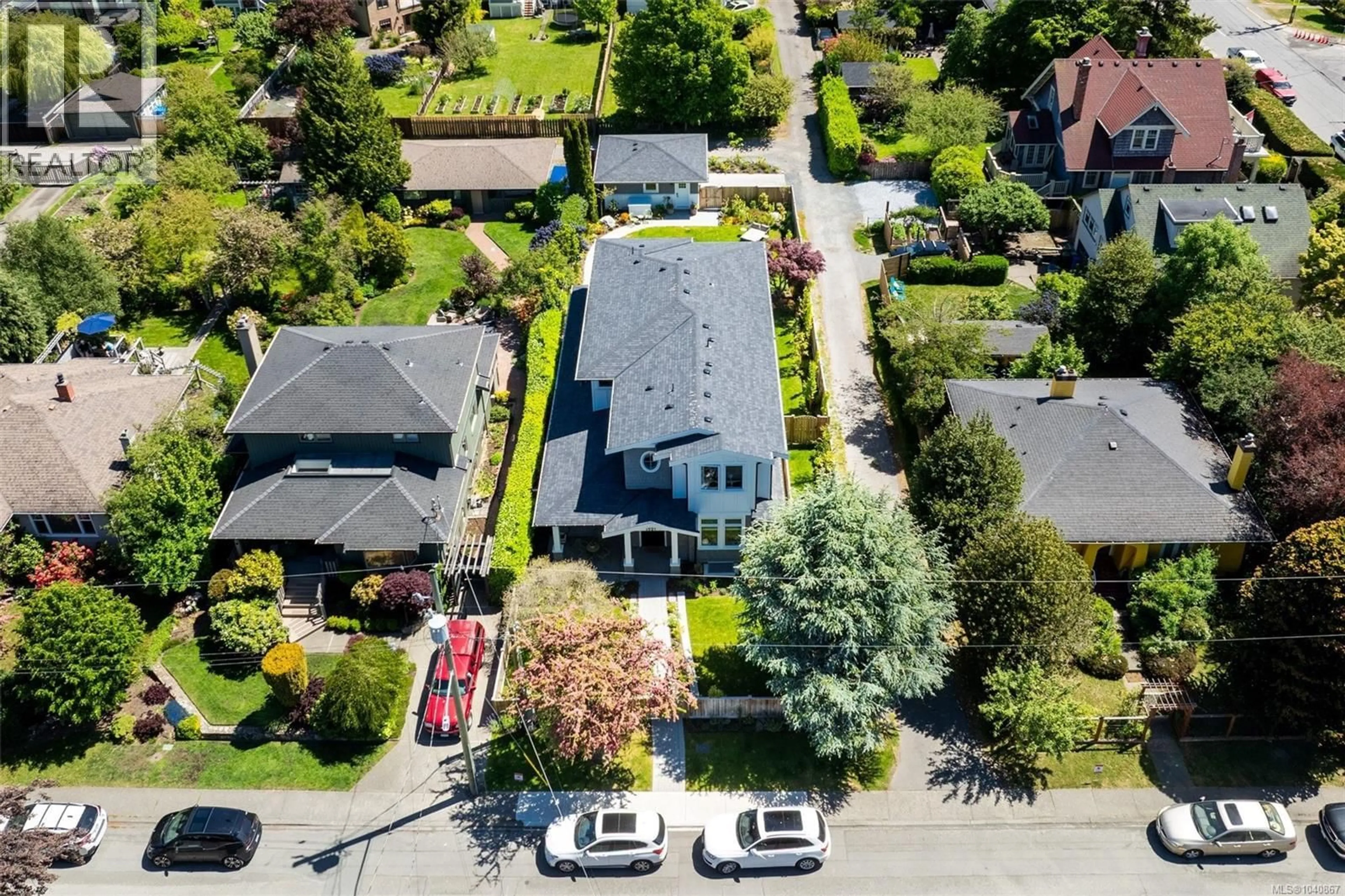 A pic from outside/outdoor area/front of a property/back of a property/a pic from drone, street for 1027 HAMPSHIRE ROAD, Oak Bay British Columbia V8S4S8
