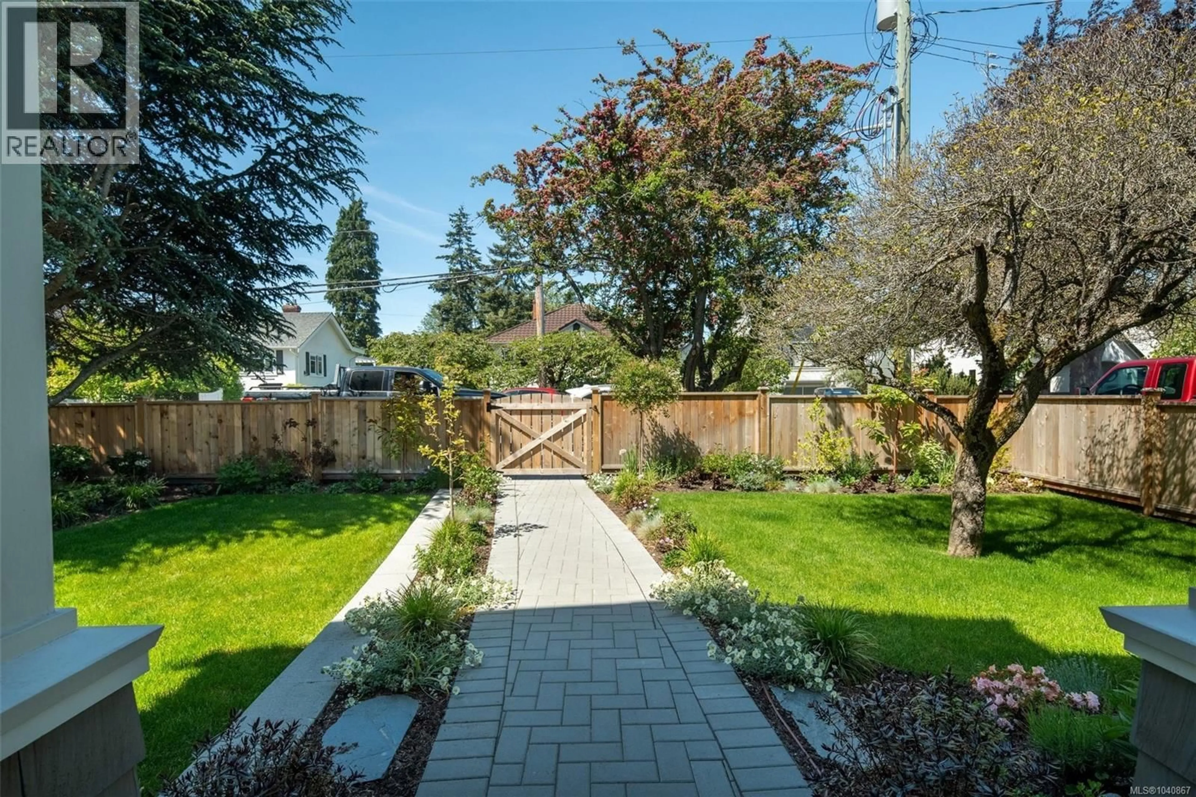 Patio, street for 1027 HAMPSHIRE ROAD, Oak Bay British Columbia V8S4S8
