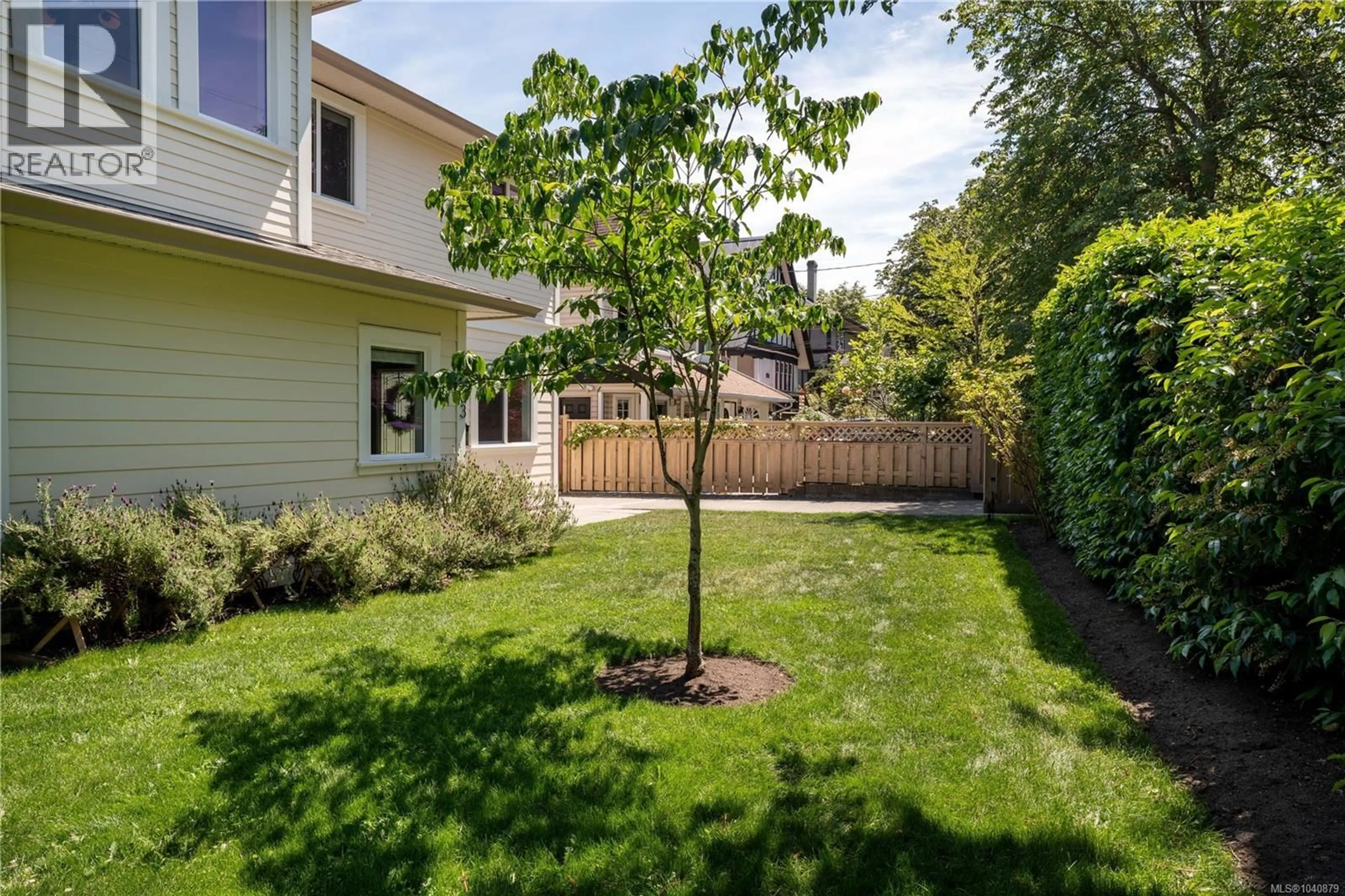 Patio, street for 1833 CHESTNUT STREET, Victoria British Columbia V8R4N6