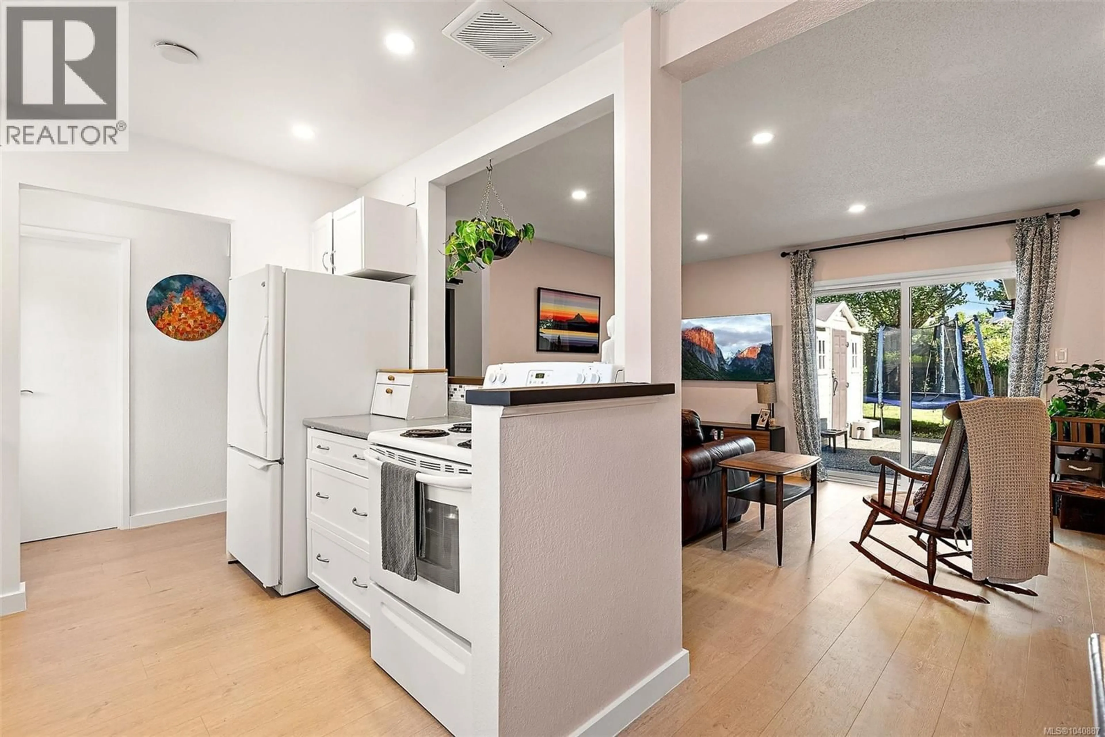 Open concept kitchen, ceramic/tile floor for 10 - 7675 EAST SAANICH ROAD, Central Saanich British Columbia V8M1L9