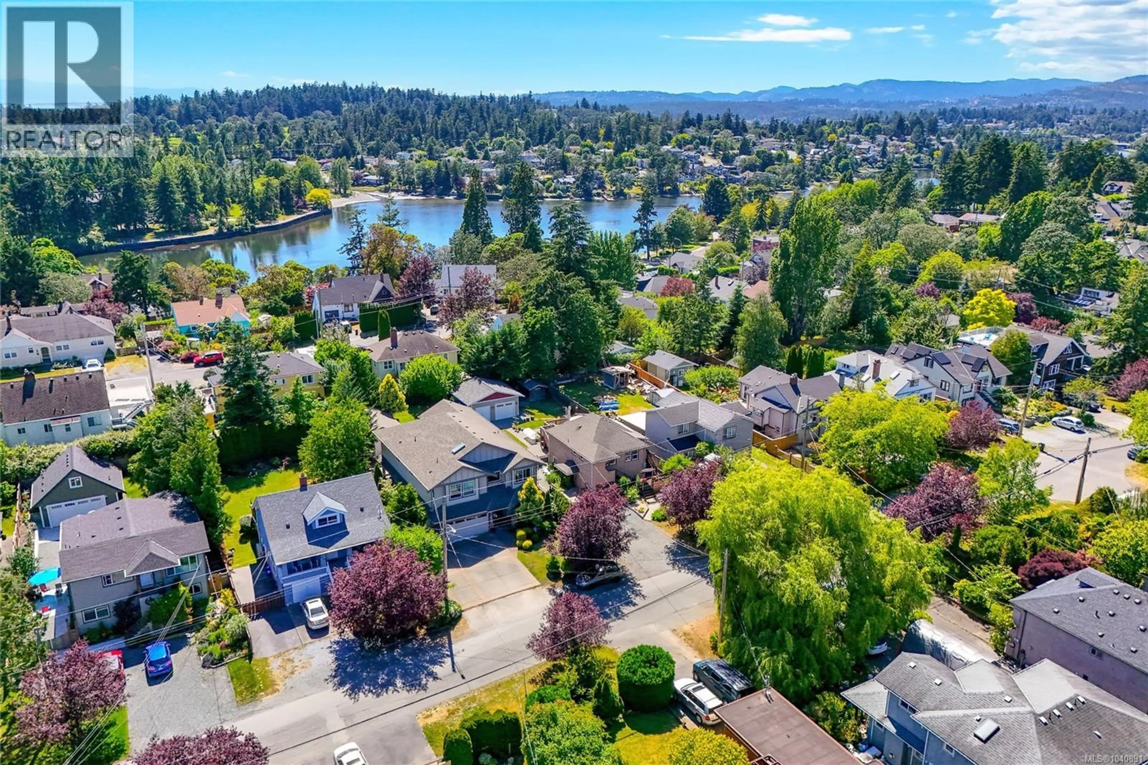 A pic from outside/outdoor area/front of a property/back of a property/a pic from drone, water/lake/river/ocean view for 367 VINCENT AVENUE, Saanich British Columbia V9A2G8