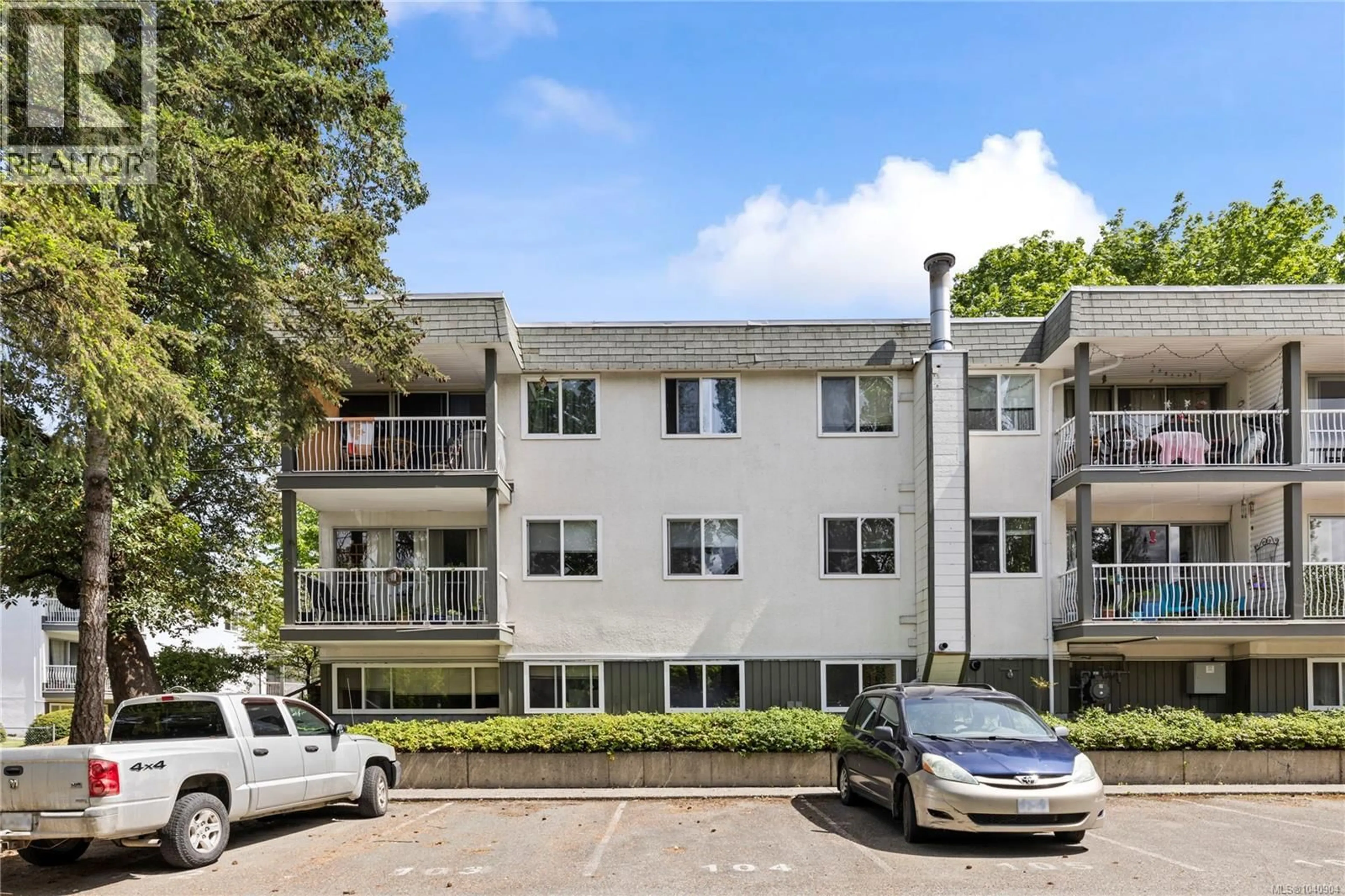 A pic from outside/outdoor area/front of a property/back of a property/a pic from drone, street for 5208 - 999 BOWEN ROAD, Nanaimo British Columbia V9R2A4