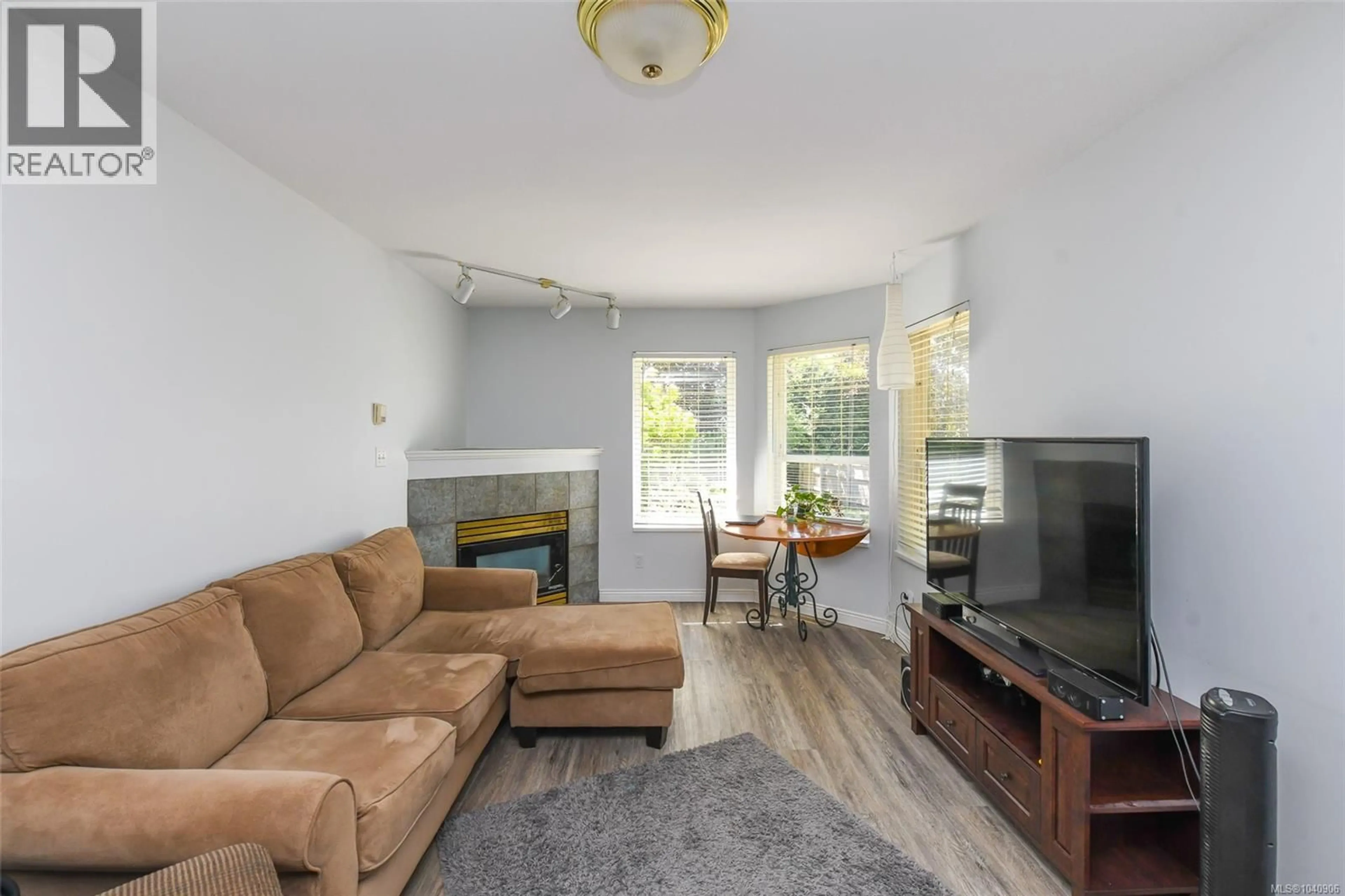 Living room with furniture, wood/laminate floor for A - 4664 NORTHLAND PLACE, Courtenay British Columbia V9N8Y4