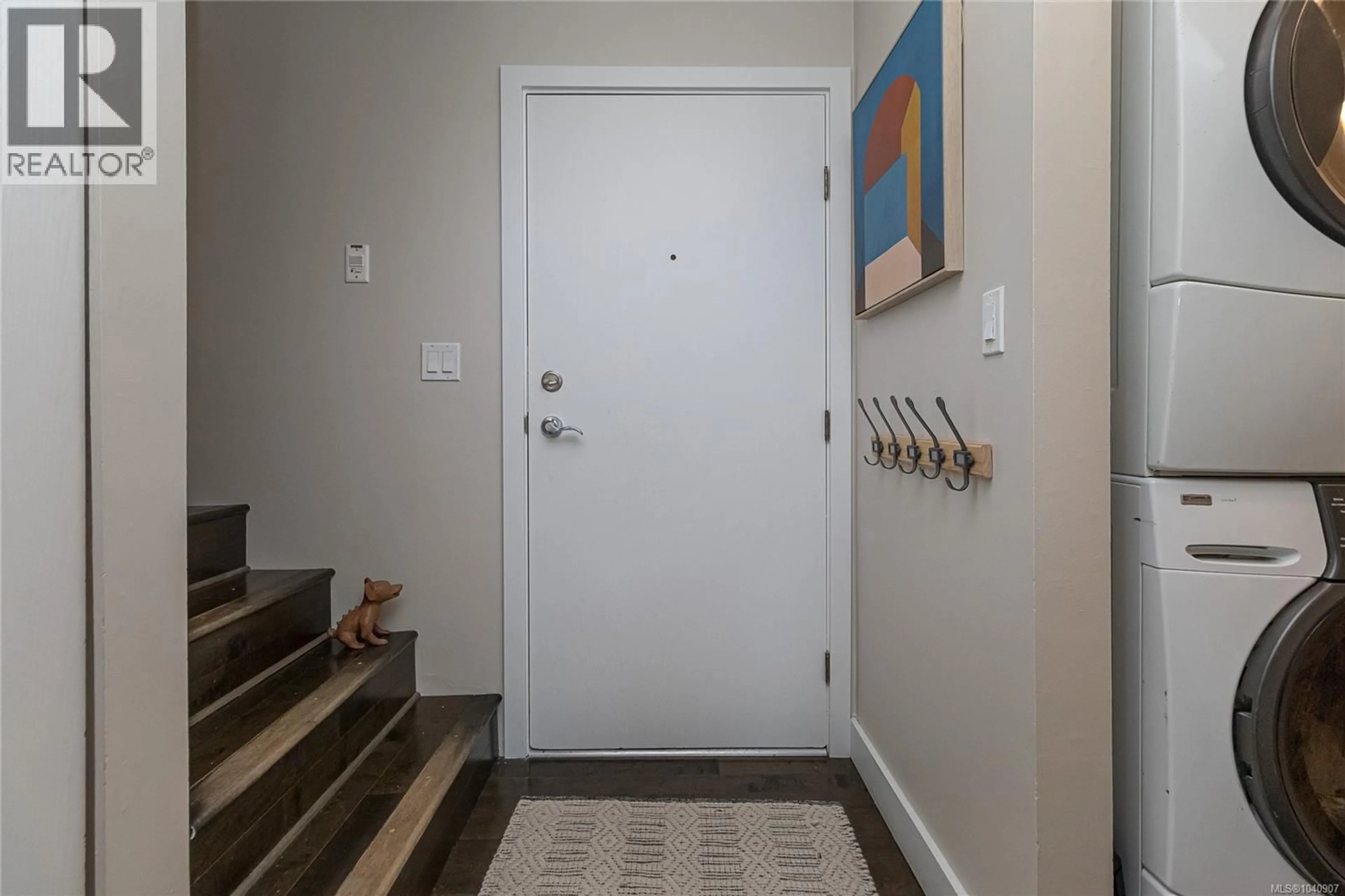 Indoor entryway for 305 - 1366 HILLSIDE AVENUE, Victoria British Columbia V8T2B5
