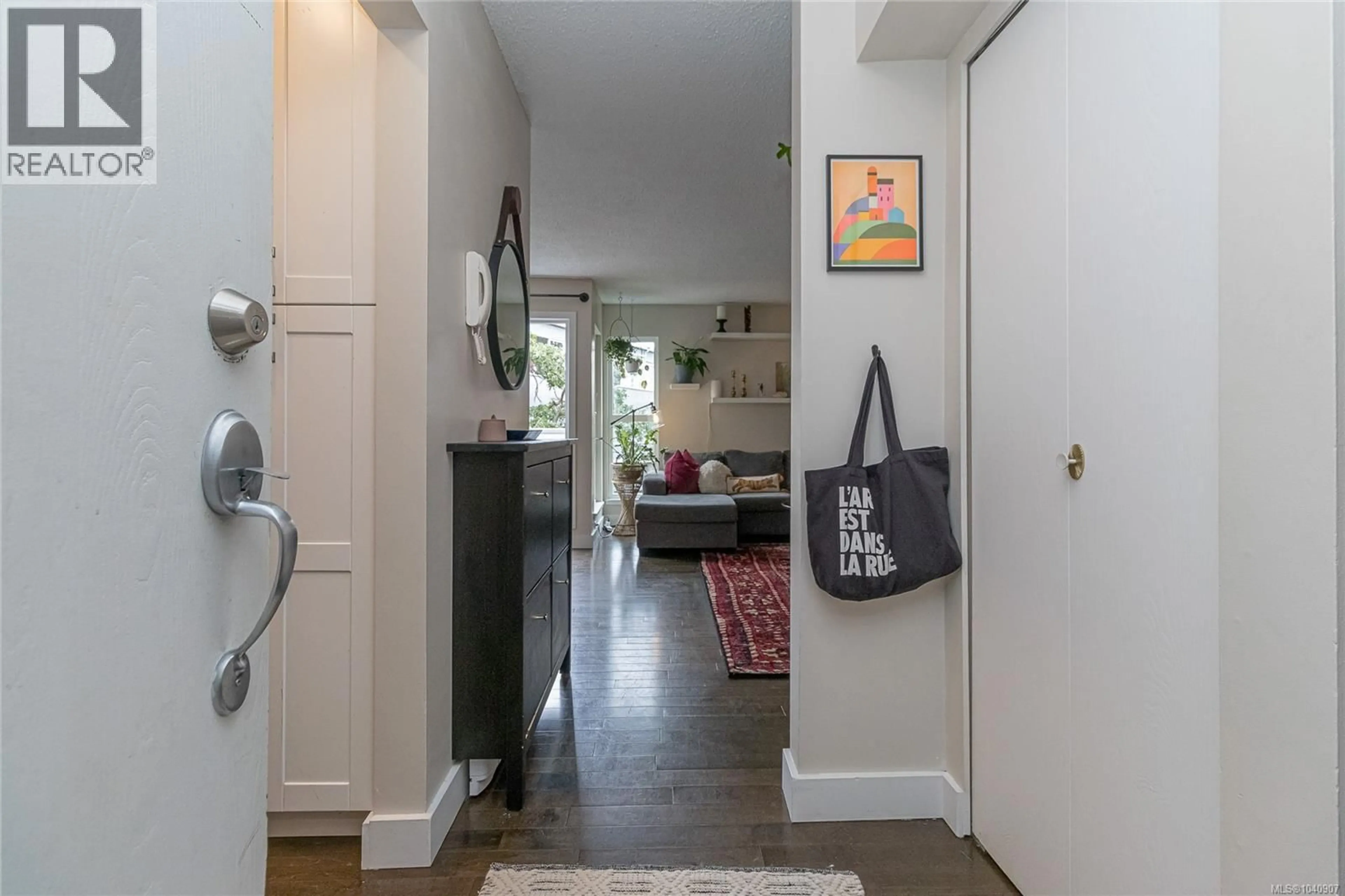 Indoor entryway for 305 - 1366 HILLSIDE AVENUE, Victoria British Columbia V8T2B5