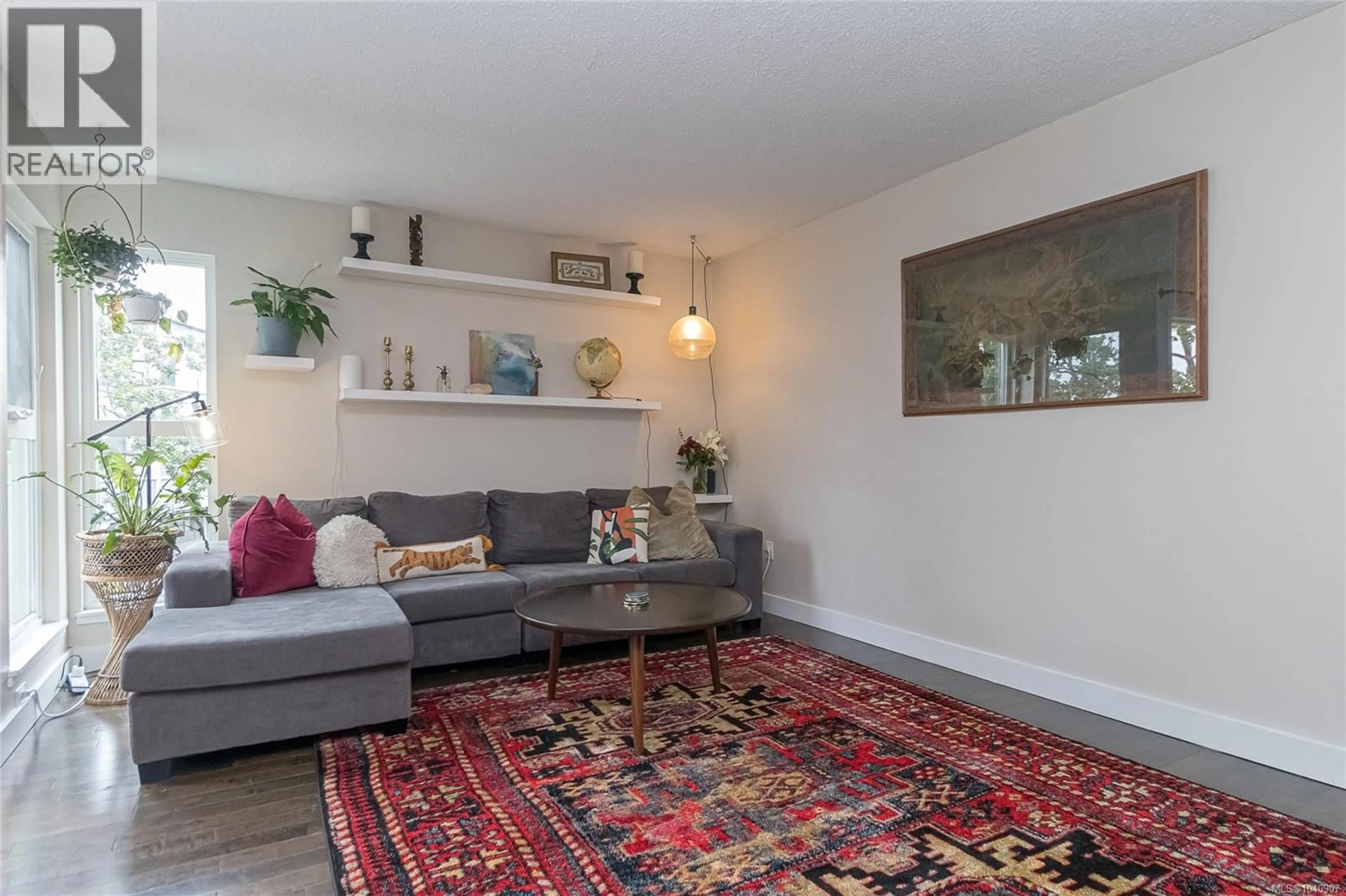 Living room with furniture, unknown for 305 - 1366 HILLSIDE AVENUE, Victoria British Columbia V8T2B5