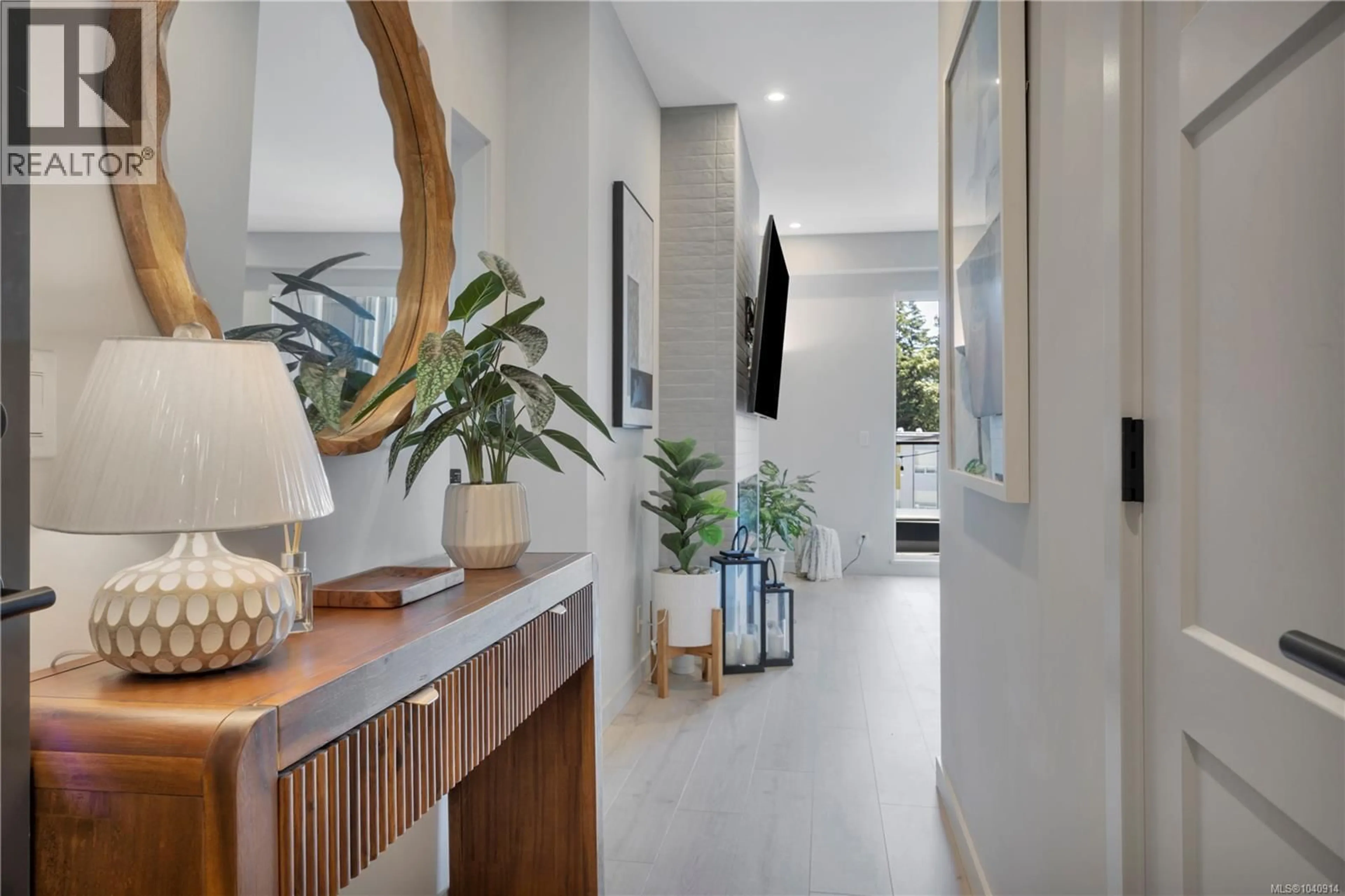 Indoor entryway for 301 - 947 WHIRLAWAY CRESCENT, Langford British Columbia V9B6Z9