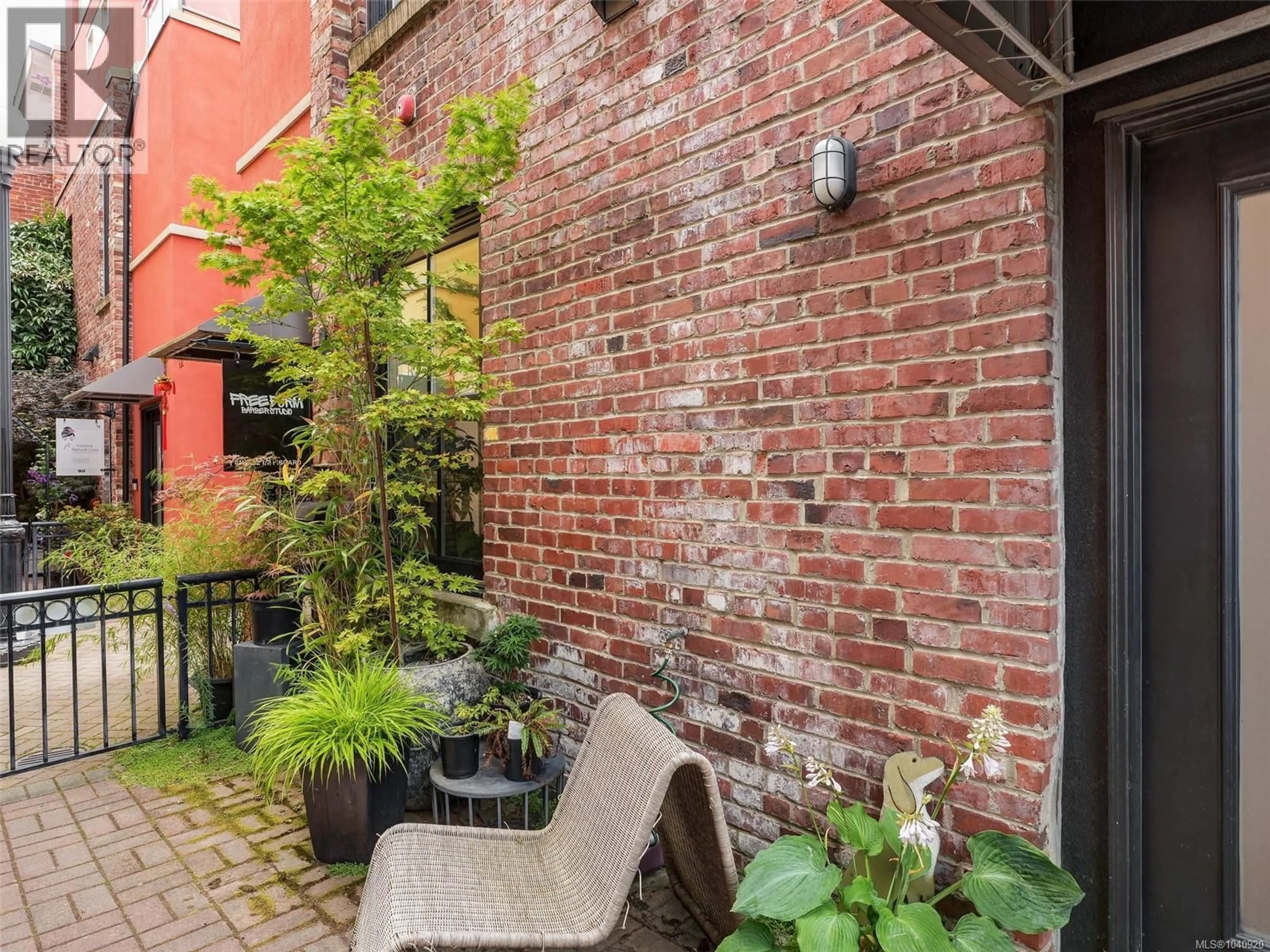 Patio, street for 11 - 532 1/2 FISGARD STREET, Victoria British Columbia V8W1R4