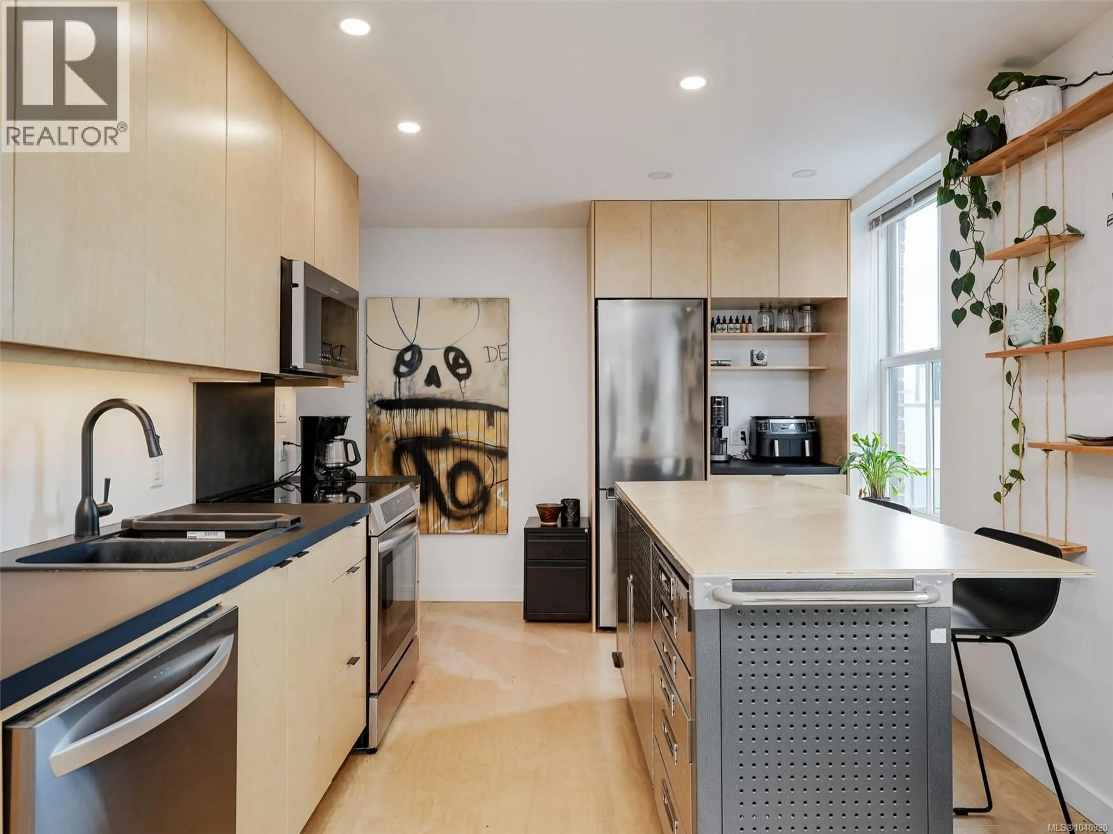 Contemporary kitchen, ceramic/tile floor for 11 - 532 1/2 FISGARD STREET, Victoria British Columbia V8W1R4