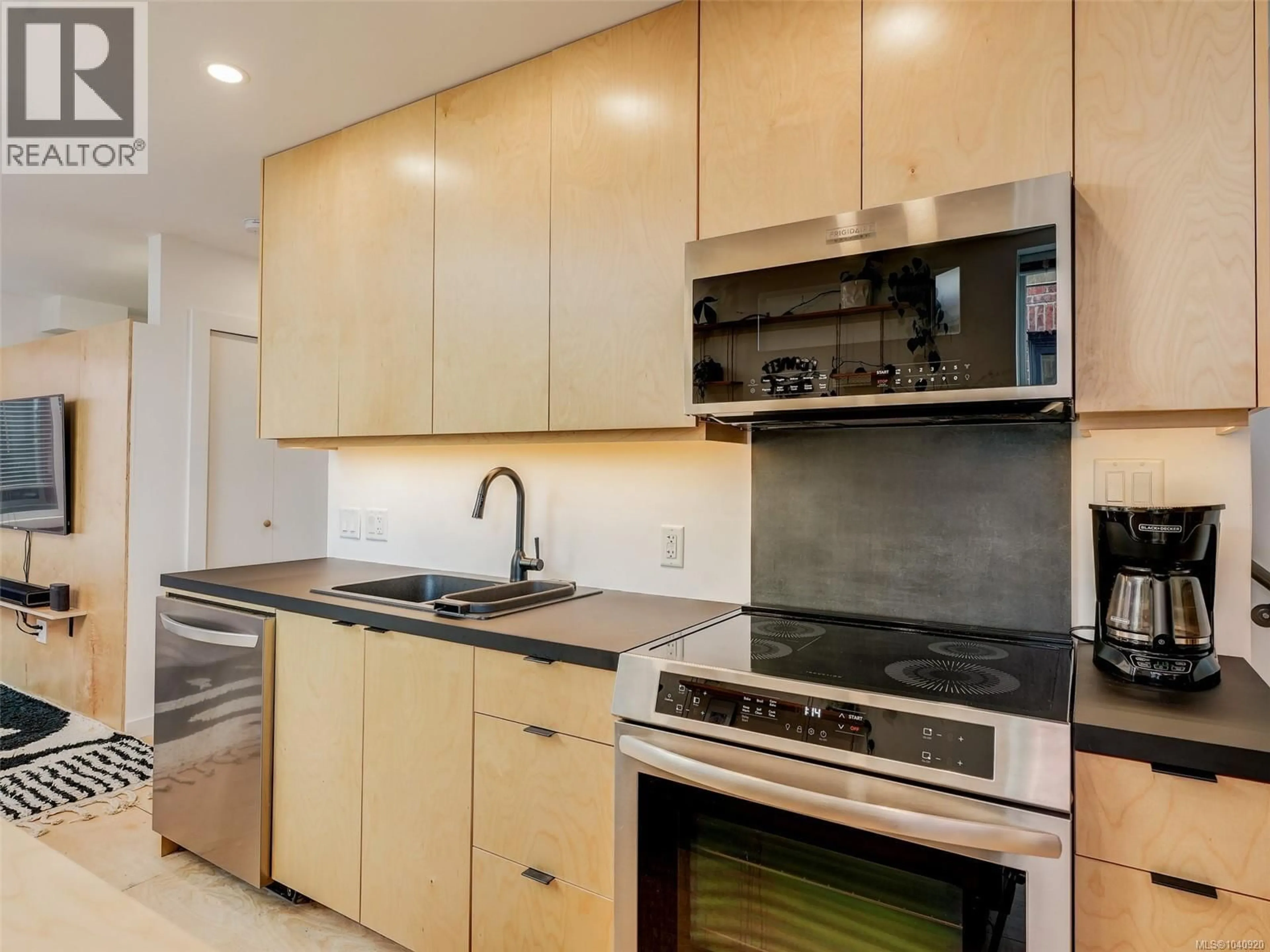 Standard kitchen, unknown for 11 - 532 1/2 FISGARD STREET, Victoria British Columbia V8W1R4